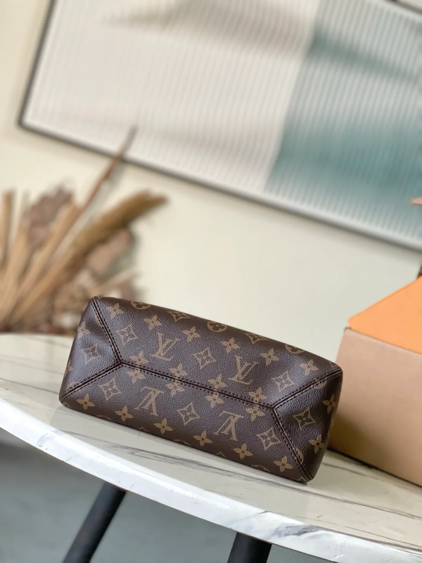 💰880 Top Original Order M12940 This small TheDrop handbag draws inspiration from the Flower Hobo handbag that came out in 2018. It is cut from classic Monogram canvas to create an elegant configuration that combines trendy style with practical functions. A signature padlock adorns the nameplate and is a sophisticated detail along with rich leather trim. It can easily store daily needs and fit in with the rhythm of urban life. Dimensions: 15 × 12 × 28 cm
