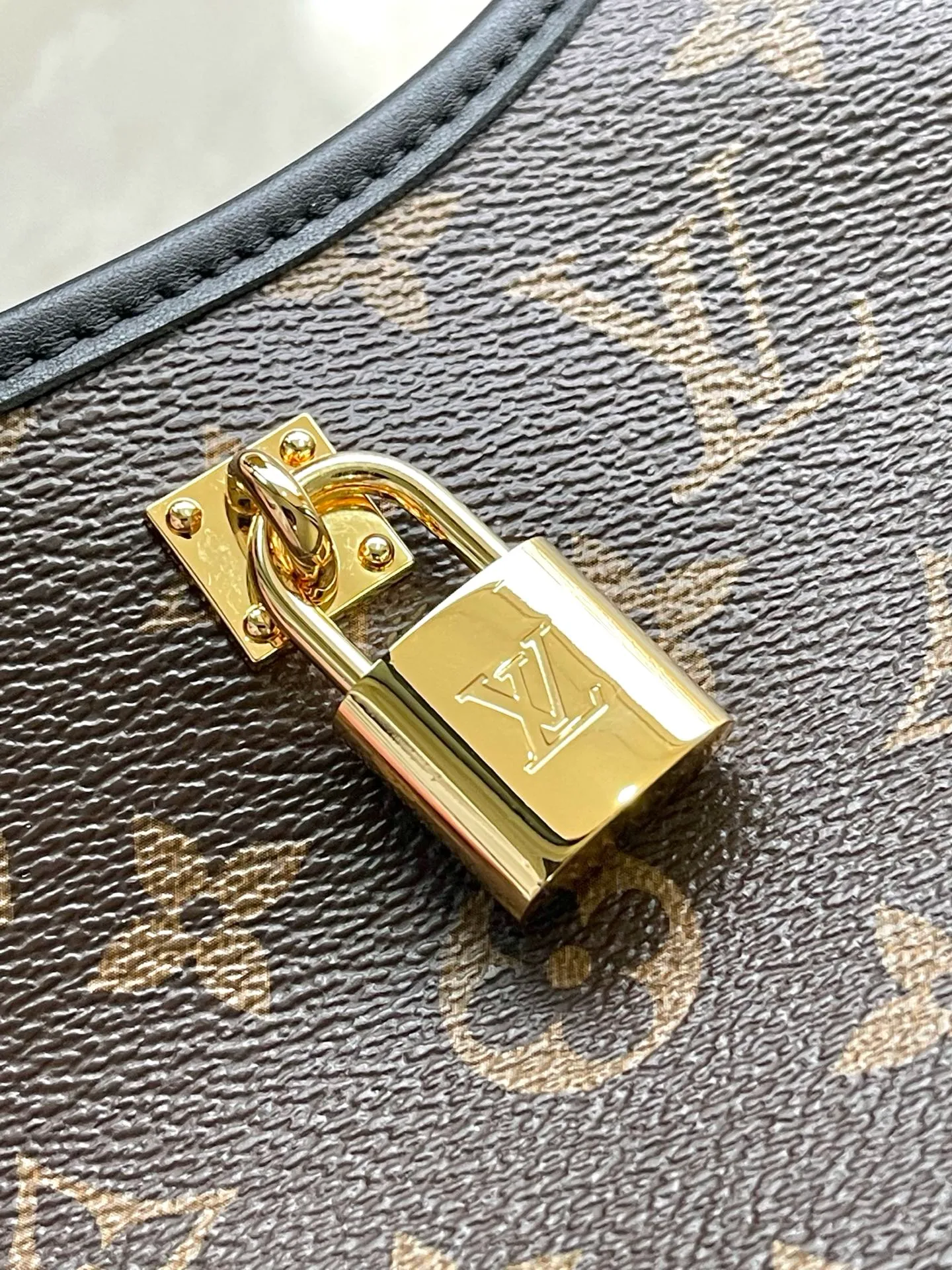 💰880 Top Original Order M12940 This small TheDrop handbag draws inspiration from the Flower Hobo handbag that came out in 2018. It is cut from classic Monogram canvas to create an elegant configuration that combines trendy style with practical functions. A signature padlock adorns the nameplate and is a sophisticated detail along with rich leather trim. It can easily store daily needs and fit in with the rhythm of urban life. Dimensions: 15 × 12 × 28 cm