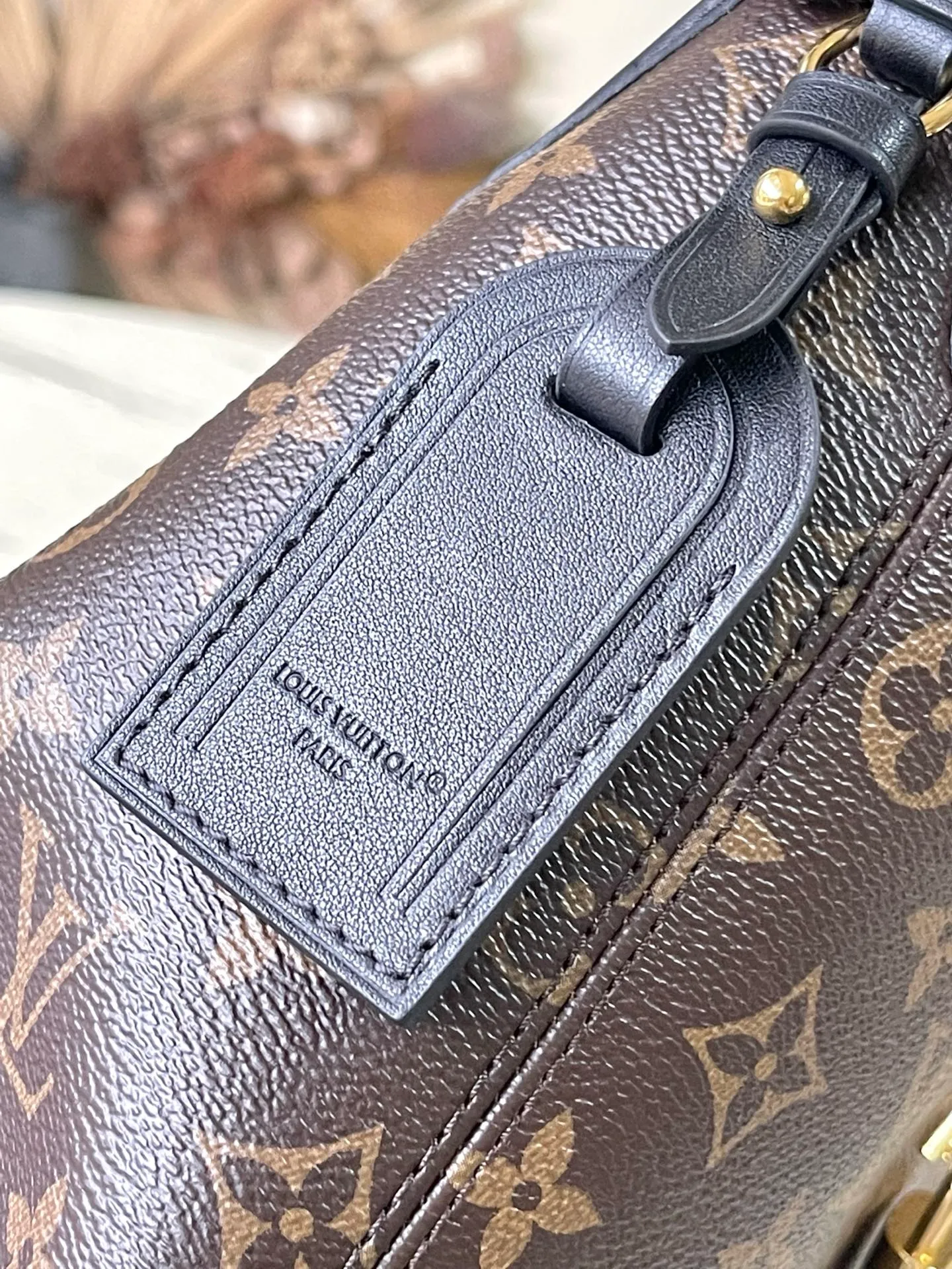 💰880 Top Original Order M12940 This small TheDrop handbag draws inspiration from the Flower Hobo handbag that came out in 2018. It is cut from classic Monogram canvas to create an elegant configuration that combines trendy style with practical functions. A signature padlock adorns the nameplate and is a sophisticated detail along with rich leather trim. It can easily store daily needs and fit in with the rhythm of urban life. Dimensions: 15 × 12 × 28 cm
