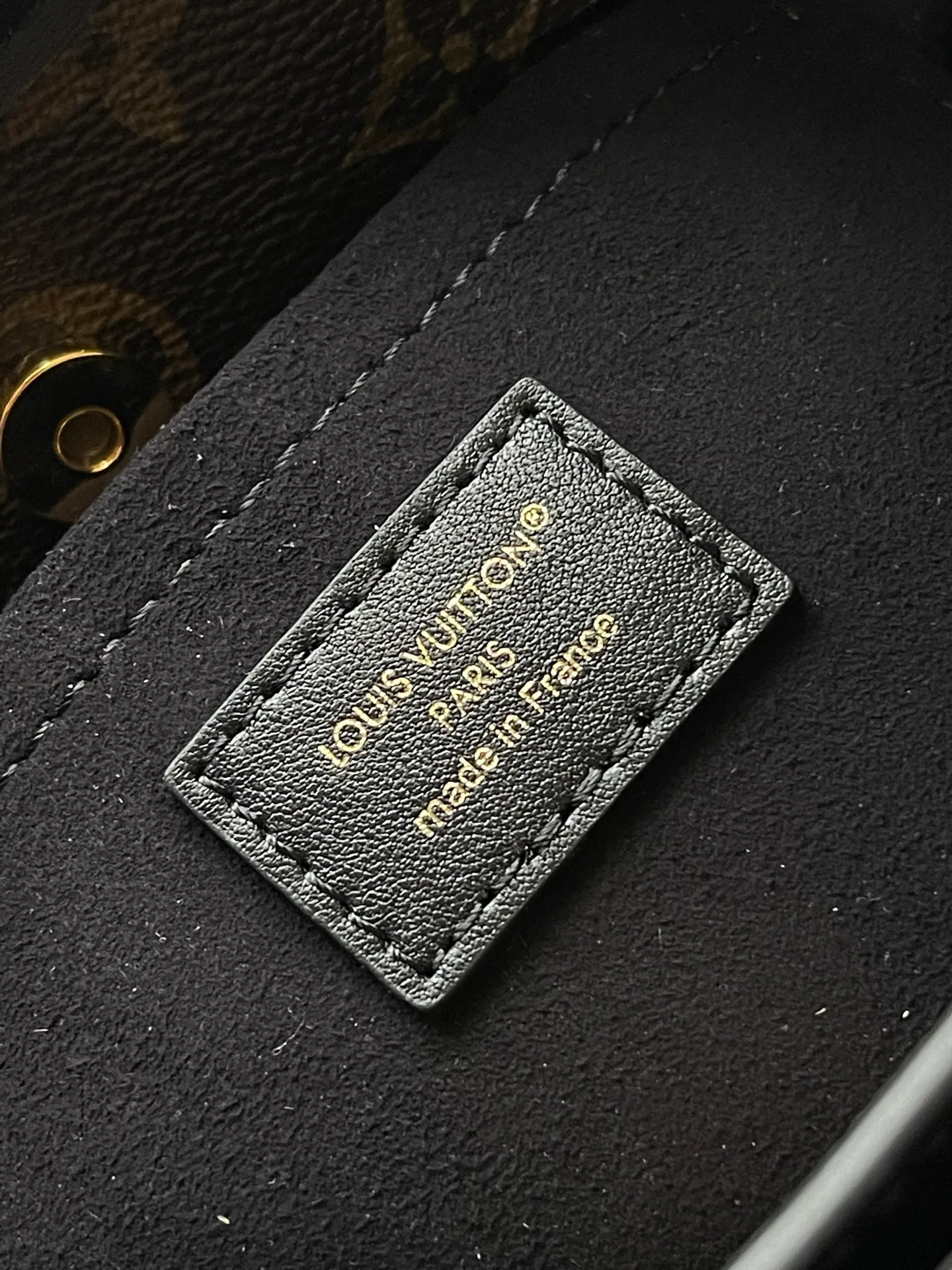 💰880 Top Original Order M12940 This small TheDrop handbag draws inspiration from the Flower Hobo handbag that came out in 2018. It is cut from classic Monogram canvas to create an elegant configuration that combines trendy style with practical functions. A signature padlock adorns the nameplate and is a sophisticated detail along with rich leather trim. It can easily store daily needs and fit in with the rhythm of urban life. Dimensions: 15 × 12 × 28 cm