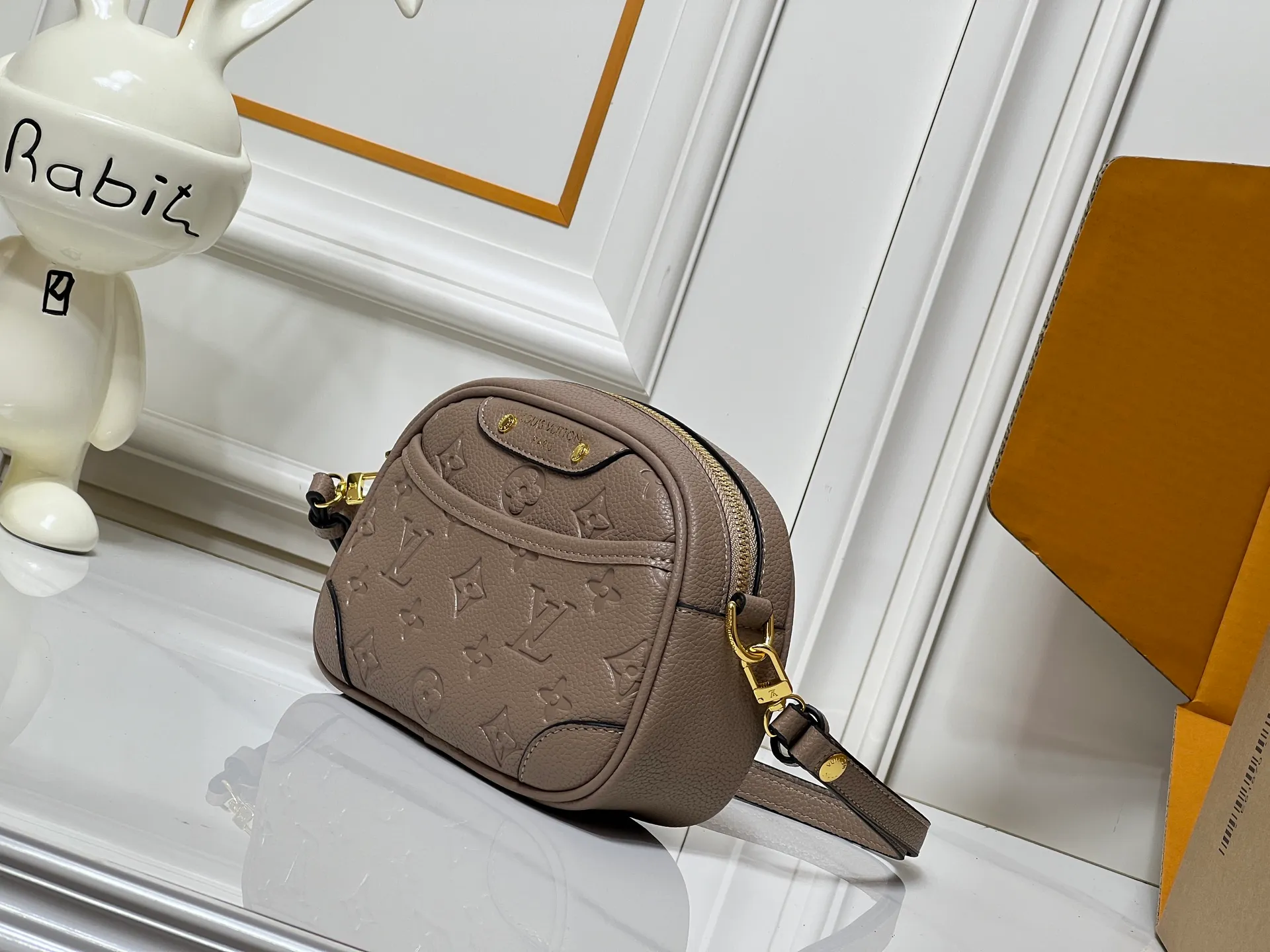 Batch 220💰Upgraded original M25518 M26509 This TINY CAMERA BAG handbag comes from the Monogram Empreinte Ys series. It is made of elegant cow leather decorated with dazzling metal parts, making it an everyday choice suitable for day and night. The front patch pocket makes it easy to access credit cards or transportation cards, and the adjustable shoulder strap allows for a variety of carrying methods. Dimensions: 13 x 6 x 19 cm. (height x width x length)