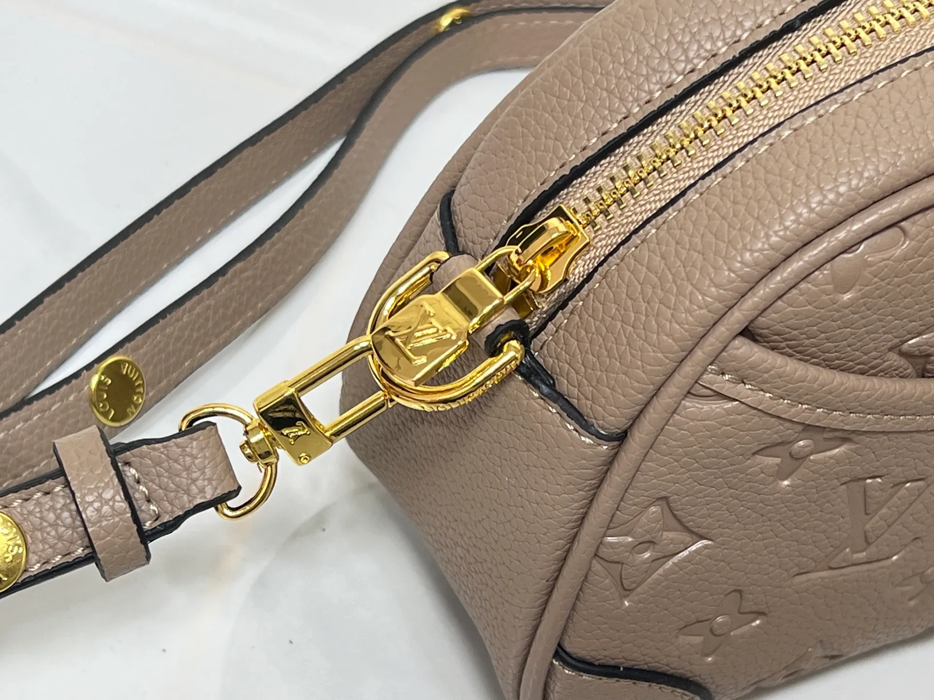 Batch 220💰Upgraded original M25518 M26509 This TINY CAMERA BAG handbag comes from the Monogram Empreinte Ys series. It is made of elegant cow leather decorated with dazzling metal parts, making it an everyday choice suitable for day and night. The front patch pocket makes it easy to access credit cards or transportation cards, and the adjustable shoulder strap allows for a variety of carrying methods. Dimensions: 13 x 6 x 19 cm. (height x width x length)