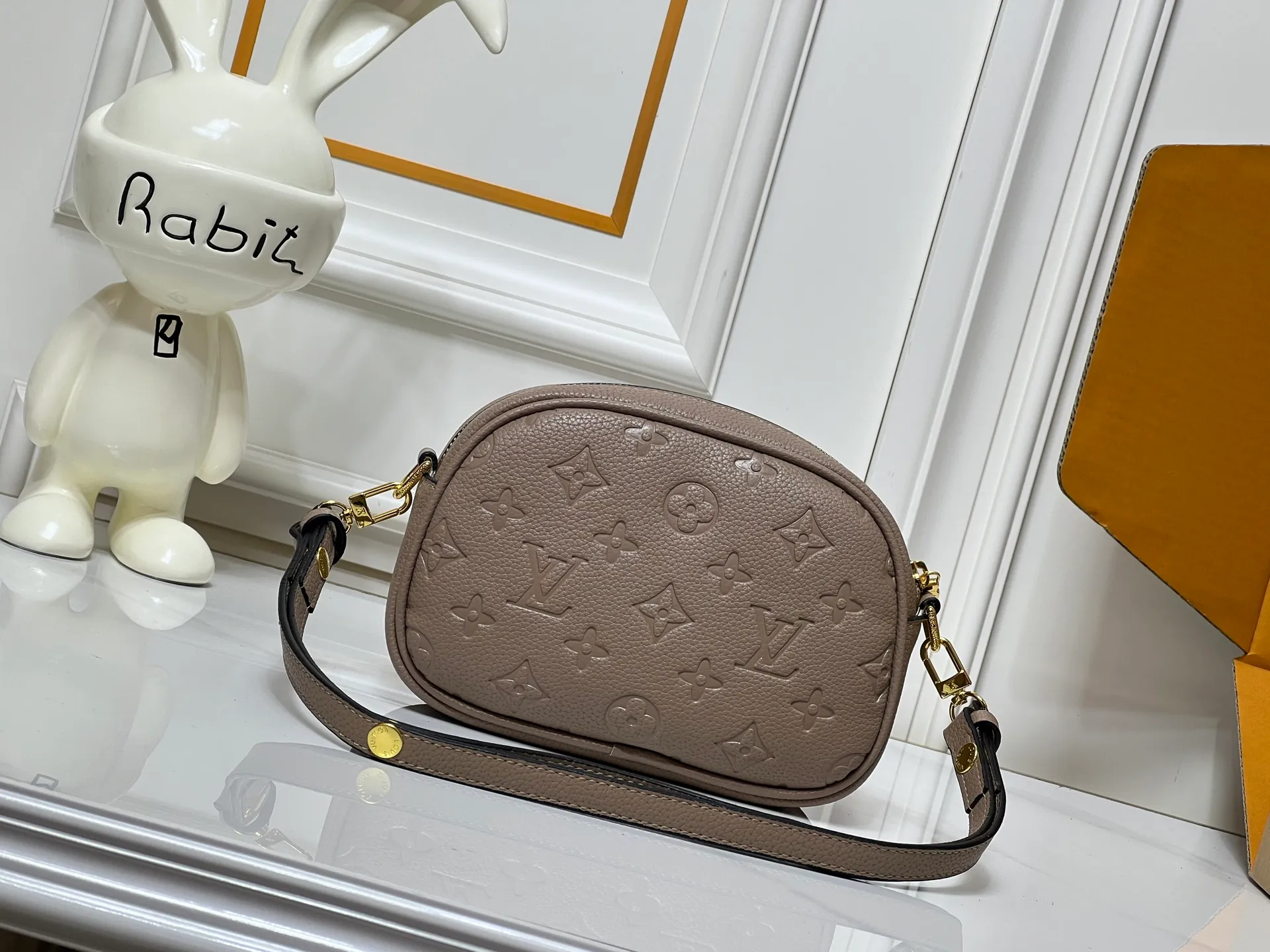 Batch 220💰Upgraded original M25518 M26509 This TINY CAMERA BAG handbag comes from the Monogram Empreinte Ys series. It is made of elegant cow leather decorated with dazzling metal parts, making it an everyday choice suitable for day and night. The front patch pocket makes it easy to access credit cards or transportation cards, and the adjustable shoulder strap allows for a variety of carrying methods. Dimensions: 13 x 6 x 19 cm. (height x width x length)