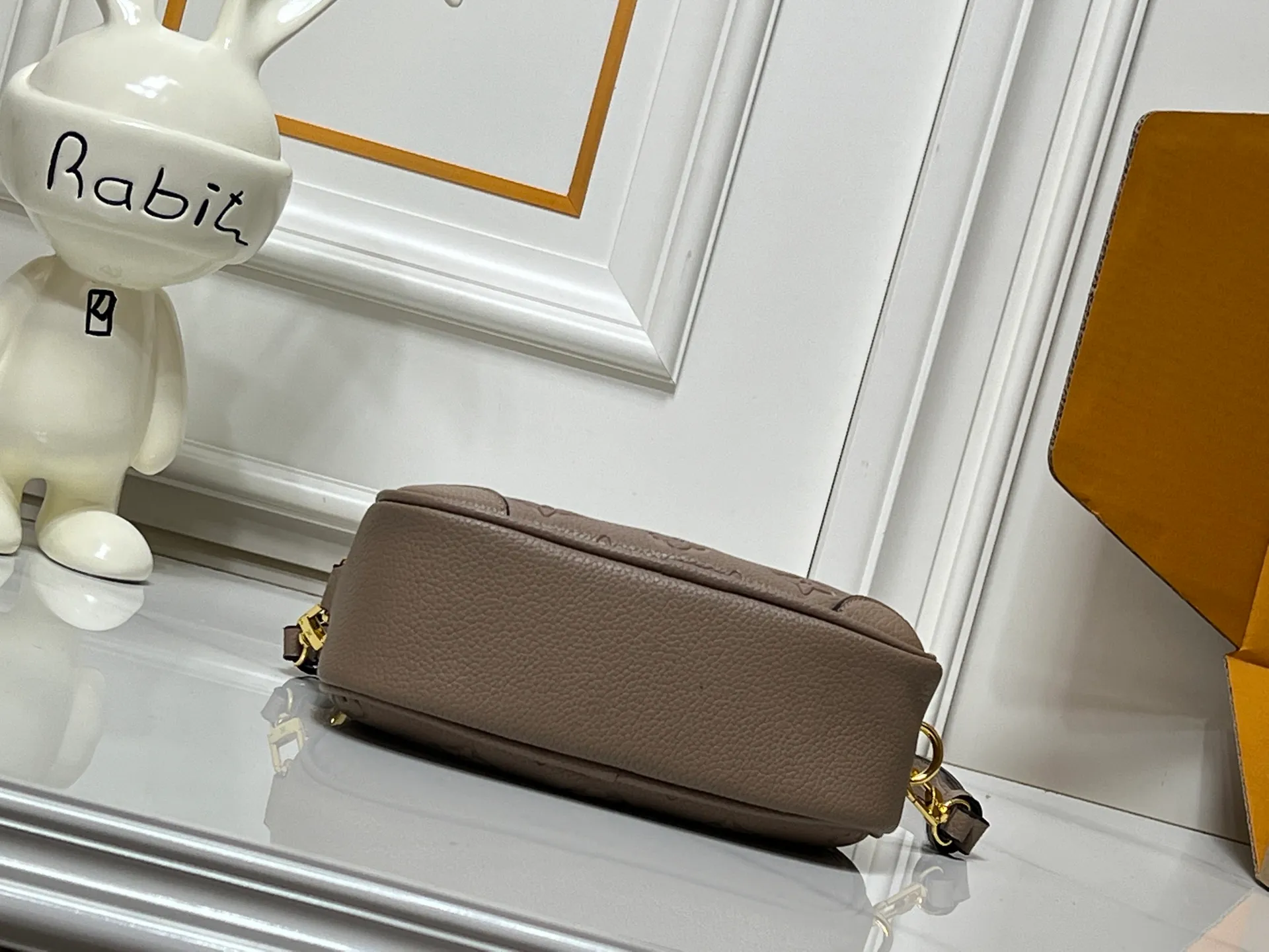 Batch 220💰Upgraded original M25518 M26509 This TINY CAMERA BAG handbag comes from the Monogram Empreinte Ys series. It is made of elegant cow leather decorated with dazzling metal parts, making it an everyday choice suitable for day and night. The front patch pocket makes it easy to access credit cards or transportation cards, and the adjustable shoulder strap allows for a variety of carrying methods. Dimensions: 13 x 6 x 19 cm. (height x width x length)
