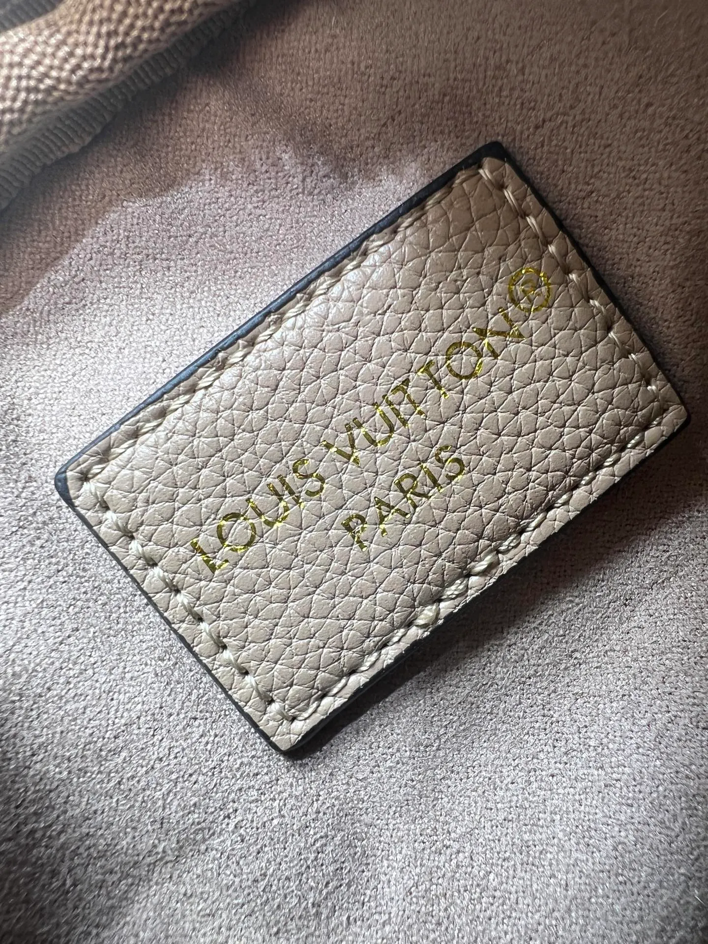 Batch 220💰Upgraded original M25518 M26509 This TINY CAMERA BAG handbag comes from the Monogram Empreinte Ys series. It is made of elegant cow leather decorated with dazzling metal parts, making it an everyday choice suitable for day and night. The front patch pocket makes it easy to access credit cards or transportation cards, and the adjustable shoulder strap allows for a variety of carrying methods. Dimensions: 13 x 6 x 19 cm. (height x width x length)