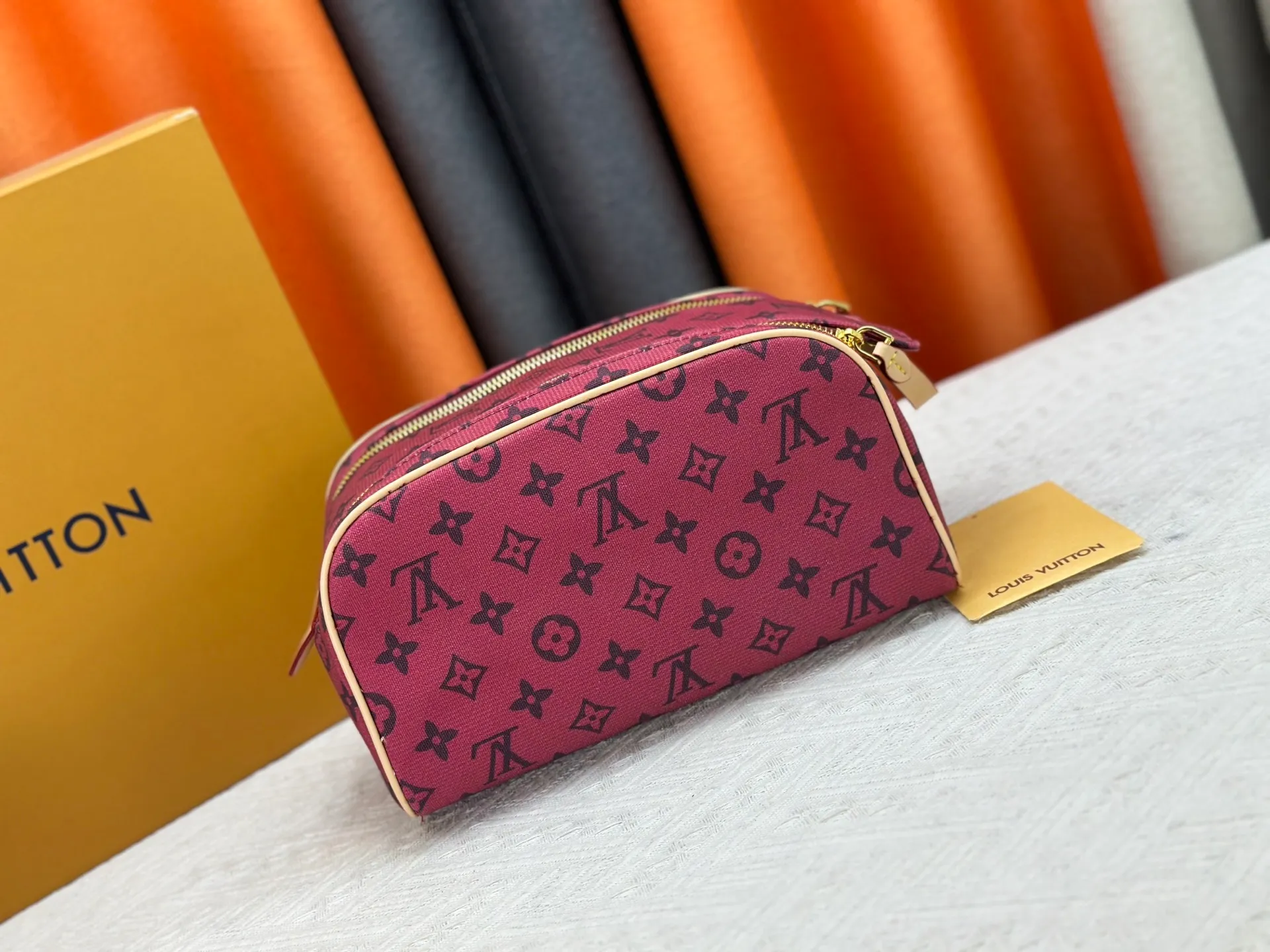 P260 Upgraded original 2-piece set Rose red denim M47528 M13669 This Dopp Kit toiletry bag is made of Monogram Eclipse canvas, bringing a restrained choice to Monogram lovers. Plenty of space to store travel essentials, double zippers for secure protection, and wide opening for easy access. 28.0 x 15.0 x 16.5 cm (length x height x width)