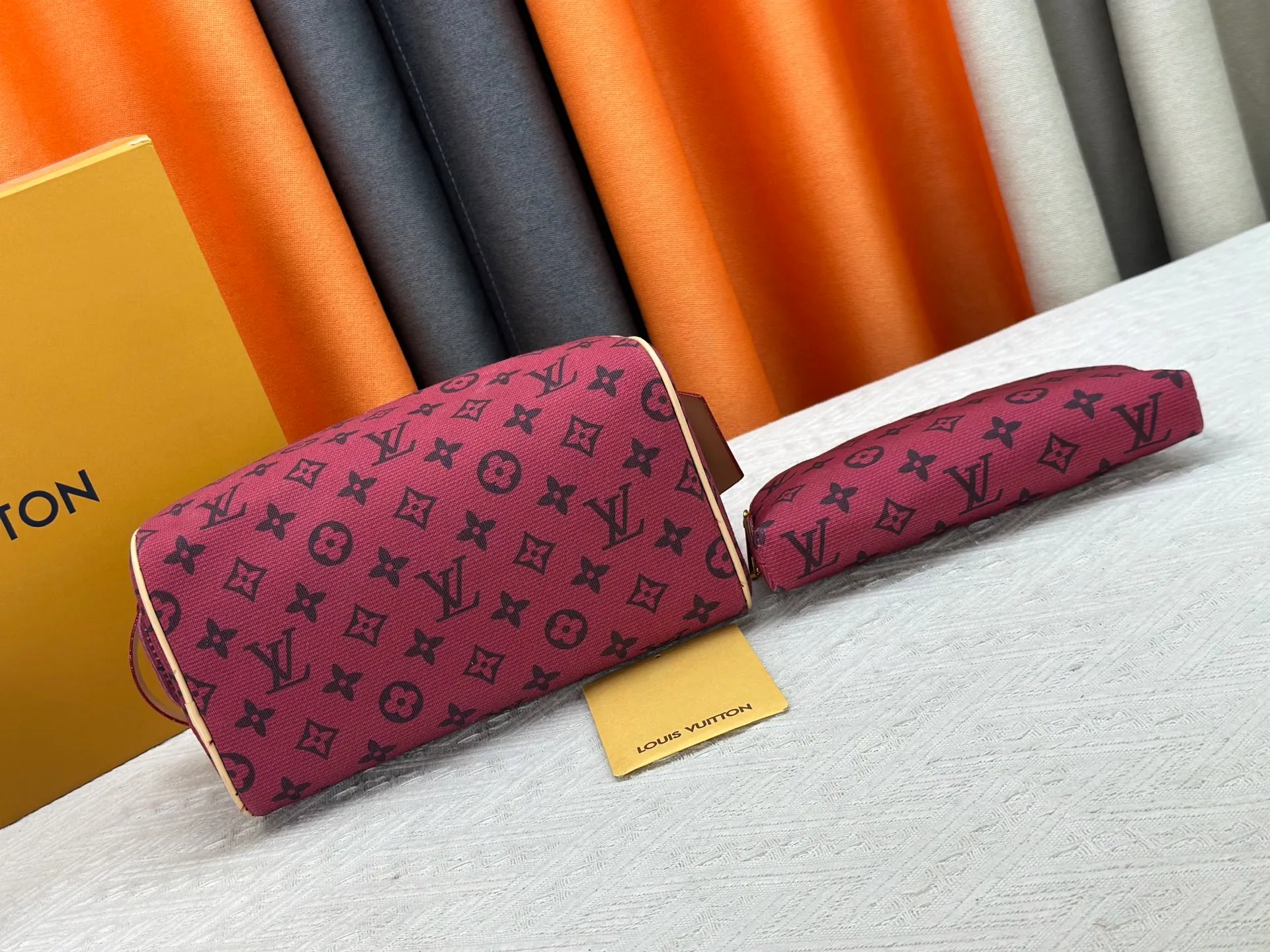 P260 Upgraded original 2-piece set Rose red denim M47528 M13669 This Dopp Kit toiletry bag is made of Monogram Eclipse canvas, bringing a restrained choice to Monogram lovers. Plenty of space to store travel essentials, double zippers for secure protection, and wide opening for easy access. 28.0 x 15.0 x 16.5 cm (length x height x width)