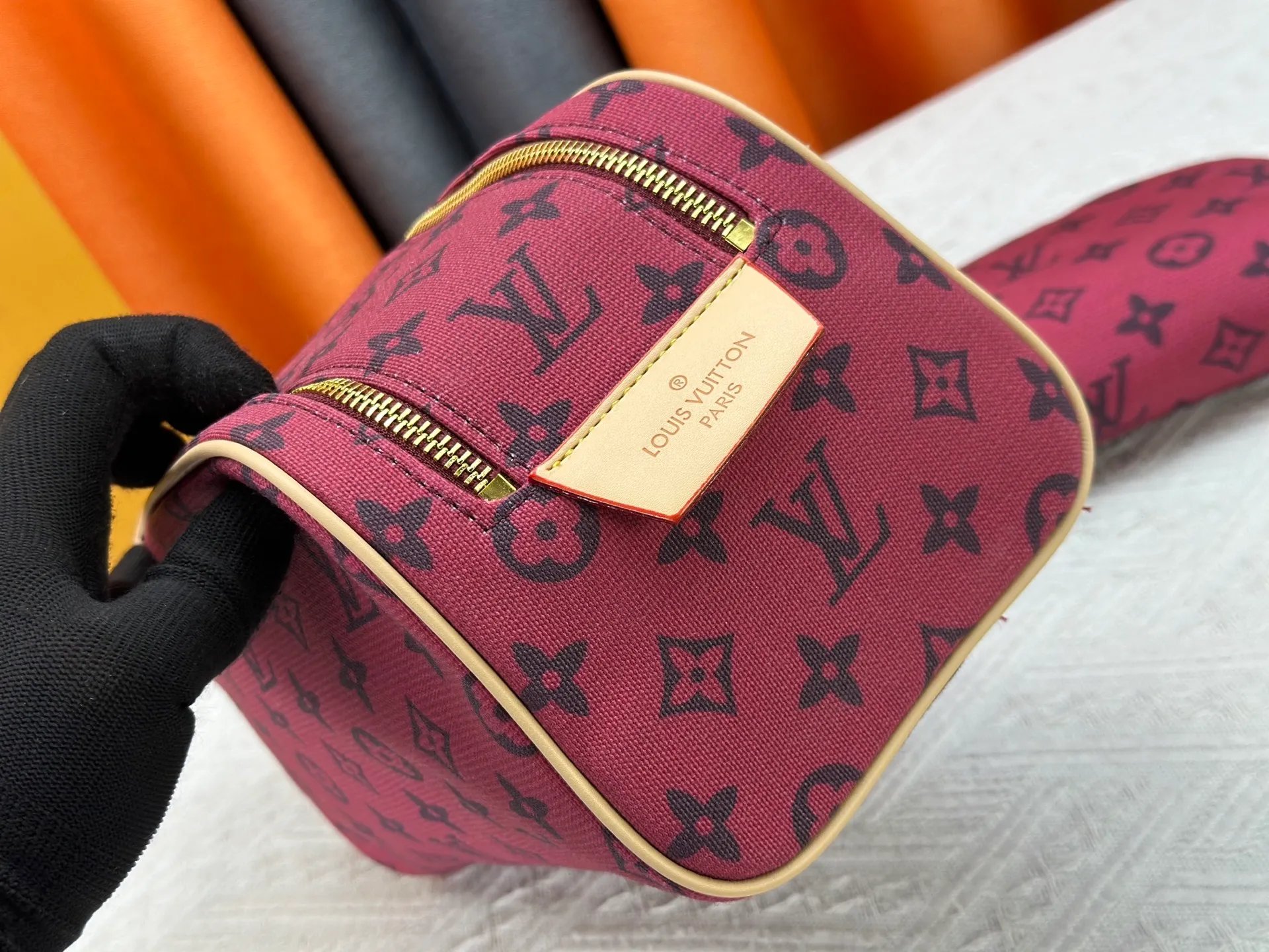 P260 Upgraded original 2-piece set Rose red denim M47528 M13669 This Dopp Kit toiletry bag is made of Monogram Eclipse canvas, bringing a restrained choice to Monogram lovers. Plenty of space to store travel essentials, double zippers for secure protection, and wide opening for easy access. 28.0 x 15.0 x 16.5 cm (length x height x width)