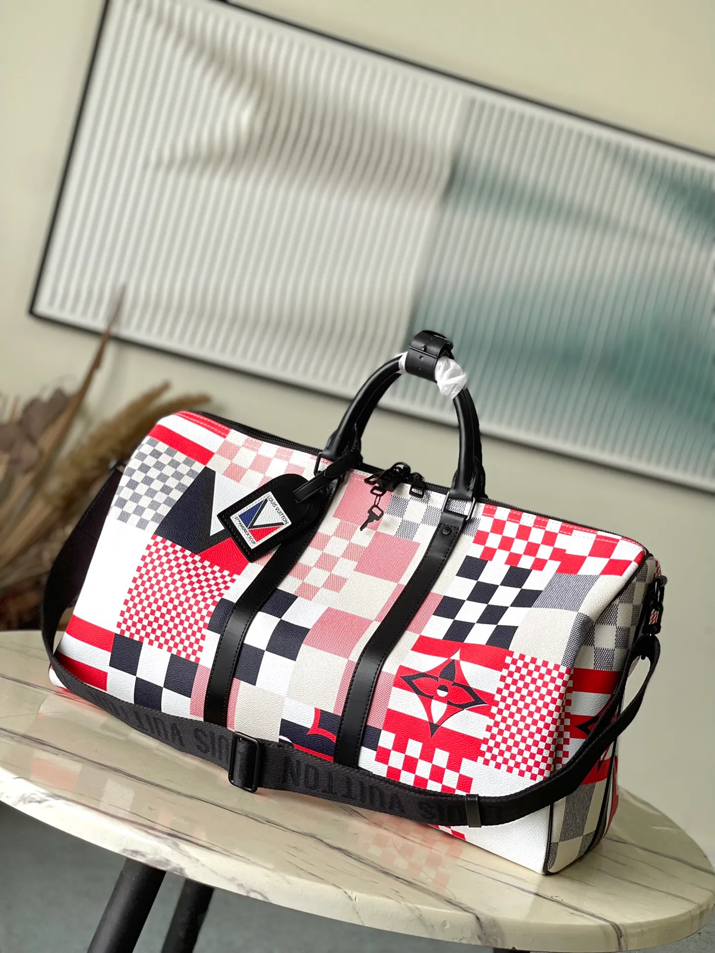 💰1180 Top Original M11674 This Keepall Bandouliere50 ks travel bag is from the America's Cup series. It uses Damier Flags canvas to gather flag patterns of different proportions and tones, and uses the new Damier pattern to pay tribute to the nautical tradition of using flags to transmit signals. Dimensions: 50 × 29 × 23 cm