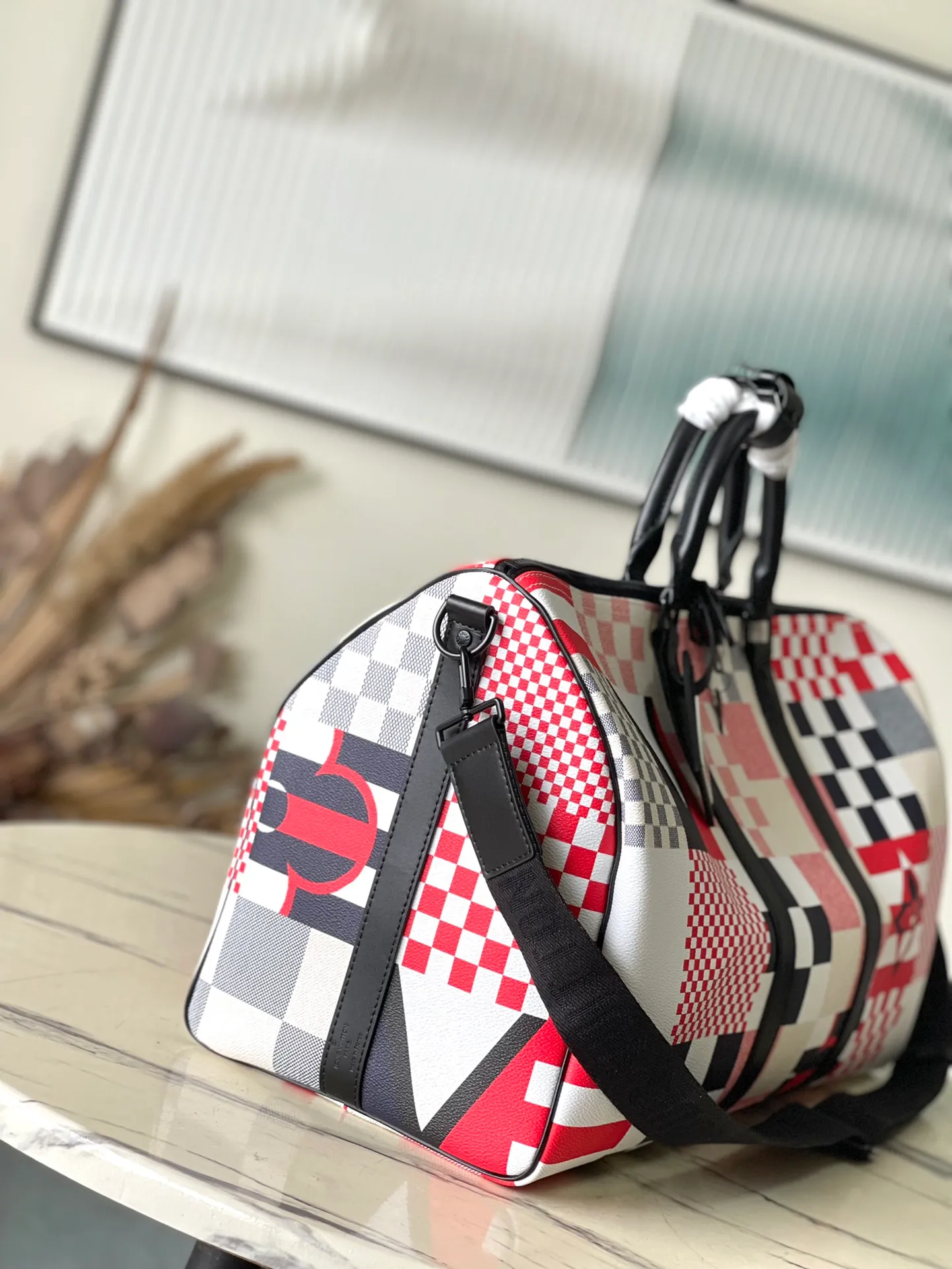 💰1180 Top Original M11674 This Keepall Bandouliere50 ks travel bag is from the America's Cup series. It uses Damier Flags canvas to gather flag patterns of different proportions and tones, and uses the new Damier pattern to pay tribute to the nautical tradition of using flags to transmit signals. Dimensions: 50 × 29 × 23 cm