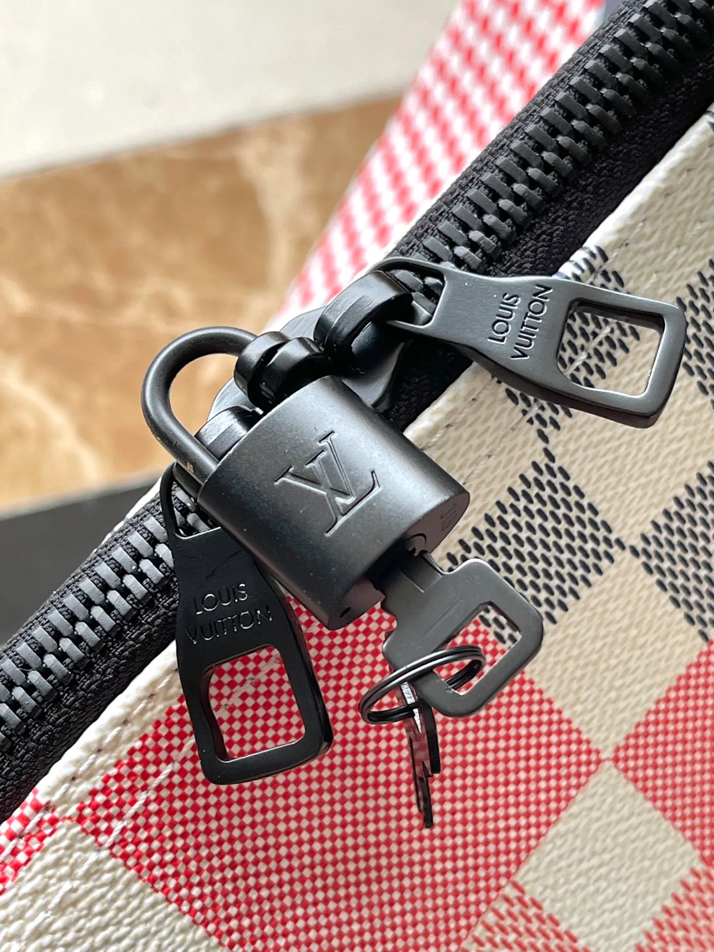 💰1180 Top Original M11674 This Keepall Bandouliere50 ks travel bag is from the America's Cup series. It uses Damier Flags canvas to gather flag patterns of different proportions and tones, and uses the new Damier pattern to pay tribute to the nautical tradition of using flags to transmit signals. Dimensions: 50 × 29 × 23 cm