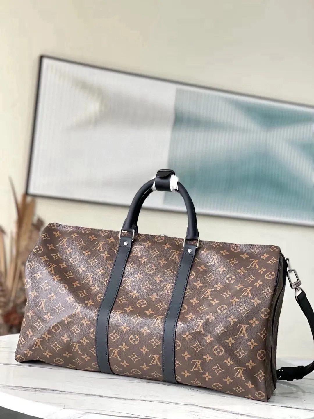 💰1000 (50 size) top original order M56710 presbyopic black leather, spacious capacity, flexible use. Durable, safe and reliable. Fashionable style, mature and stable. Features a secure double zipper and padlock, making it perfect for business or pleasure. Dimensions: 50 × 29 × 22 cm.