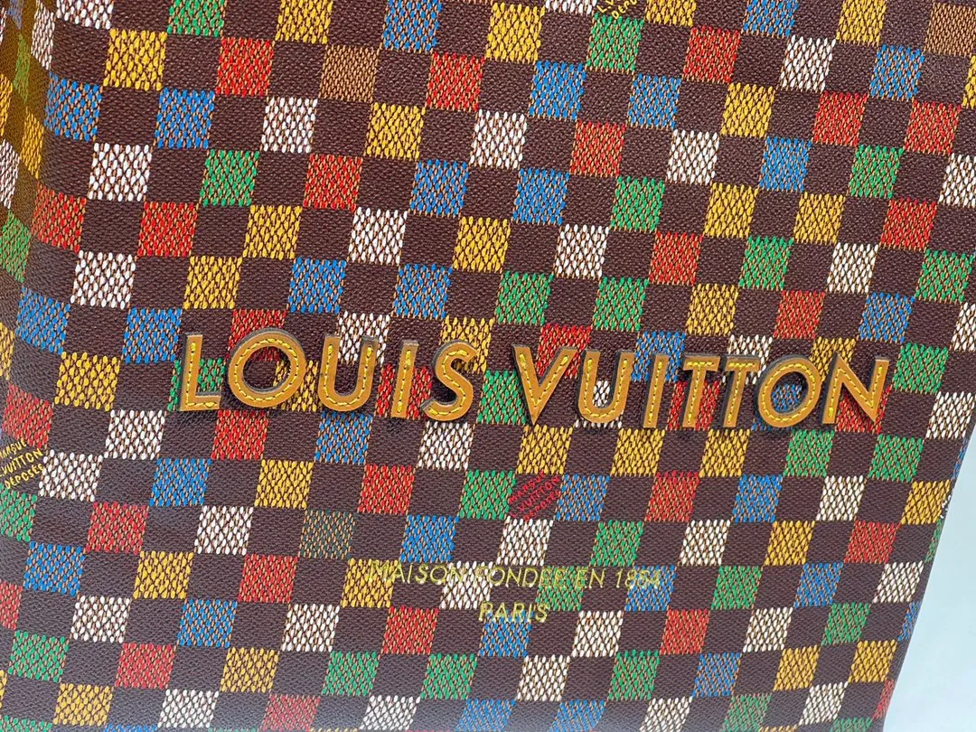 Batch 320💰Medium M24457 This medium Shopper handbag draws inspiration from Louis Vuitton shopping bags, with the words Louis Vuitton and Maison Fondée En 1854 written on soft cow leather, with a top handle and a detachable shoulder strap. Dimensions: 34x31x14cm