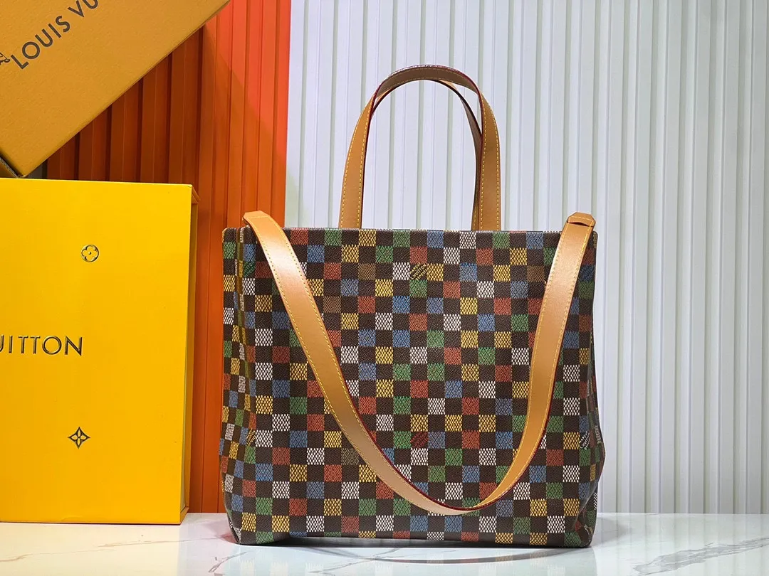 Batch 320💰Medium M24457 This medium Shopper handbag draws inspiration from Louis Vuitton shopping bags, with the words Louis Vuitton and Maison Fondée En 1854 written on soft cow leather, with a top handle and a detachable shoulder strap. Dimensions: 34x31x14cm