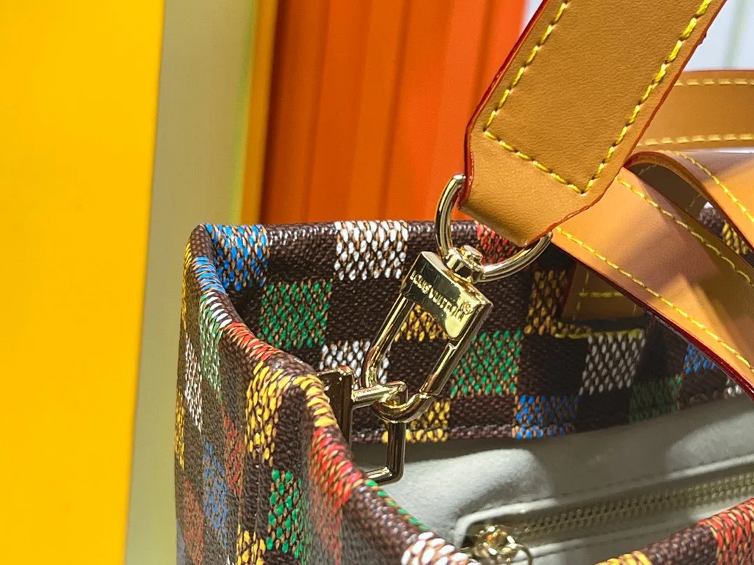Batch 320💰Medium M24457 This medium Shopper handbag draws inspiration from Louis Vuitton shopping bags, with the words Louis Vuitton and Maison Fondée En 1854 written on soft cow leather, with a top handle and a detachable shoulder strap. Dimensions: 34x31x14cm
