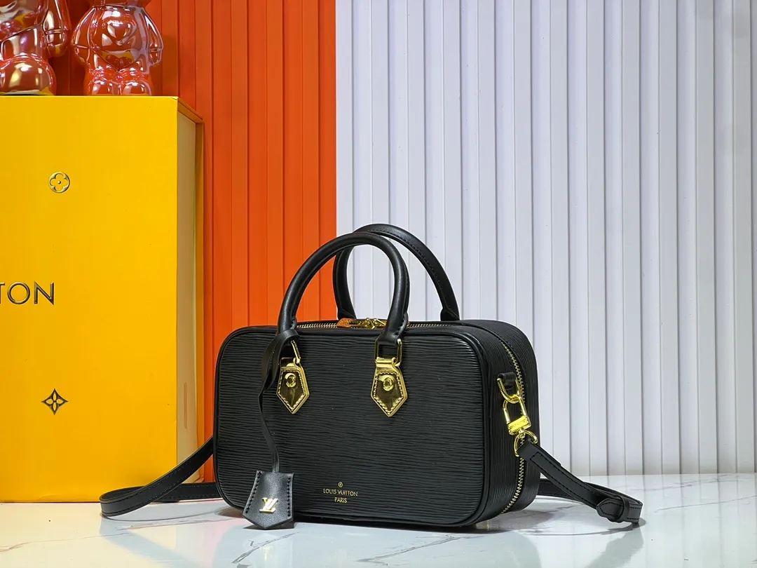 Batch 240💰 Upgraded original M12009 water ripple version lvfw 25th show new bag This nicolas ghesquiere joined Iv’s 10th anniversary show. The show was like a huge greenhouse. In the greenhouse named Iv, we saw the stars cultivated in the past ten years and the starry future. Nicolas uses memory as a guide for imagination. This show can not only see the designer's past classic creativity, but also explore different artistic visions. From familiar silhouettes to tailoring and embroidery, it presents an adventure that lasted ten years. Dimensions: length, height and width 25x15x8.5cm