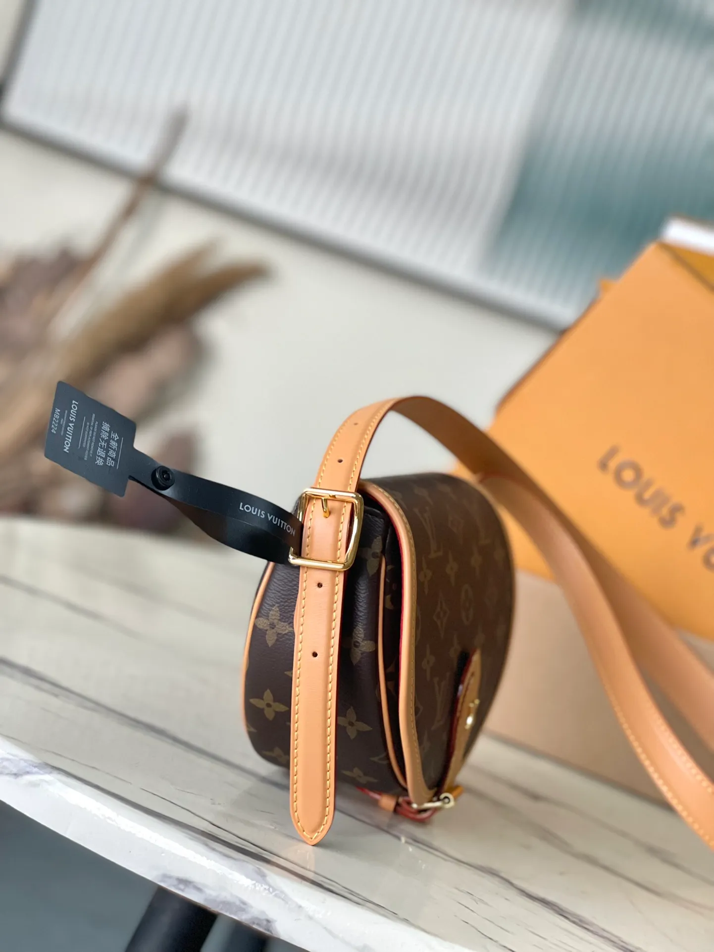 💰760 Top original order M44860 Nicolas Ghesquière reinterprets the Tambourin handbag in Monogram canvas and natural cowhide. The small, lightweight and compact configuration meets daily travel needs. Comfortable to carry on the shoulder or crossbody. Dimensions: 18.0 x 15.0 x 8.0 cm