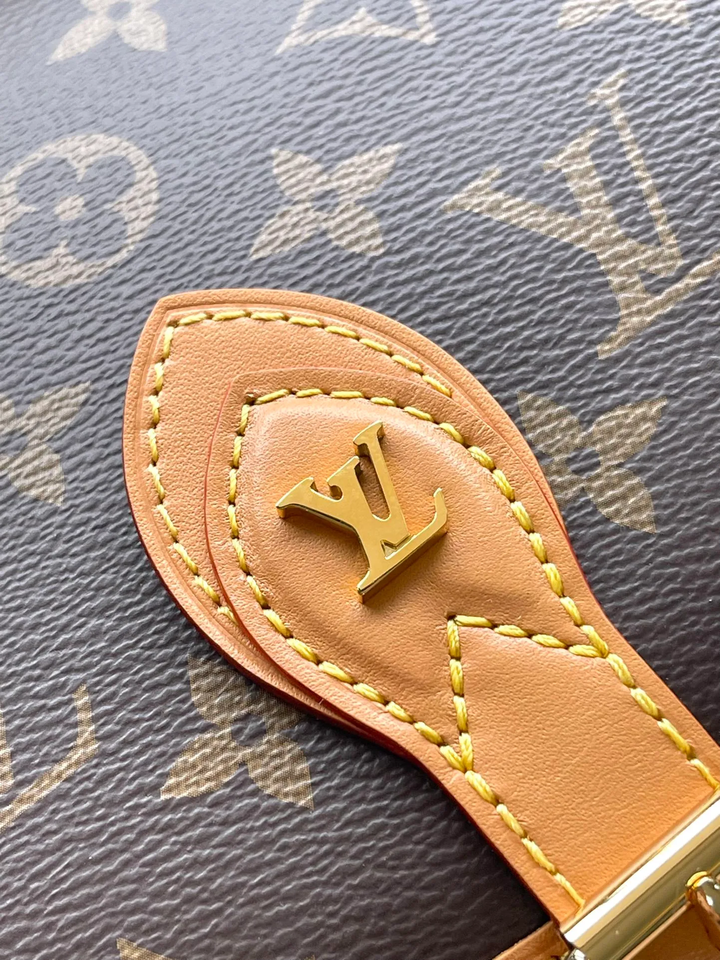 💰760 Top original order M44860 Nicolas Ghesquière reinterprets the Tambourin handbag in Monogram canvas and natural cowhide. The small, lightweight and compact configuration meets daily travel needs. Comfortable to carry on the shoulder or crossbody. Dimensions: 18.0 x 15.0 x 8.0 cm