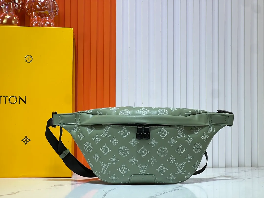 Batch 240💰Upgraded from the original M46108 M46035 M46036 M45729, the new version of this Discovery waist bag is made of Monogram Eclipse canvas, combining casual fashion and modern functionality. The shape is ergonomic and equipped with an adjustable strap, which can be worn around the waist, carried on the shoulder or hung casually on the chest. Zippered pockets on the front and back provide easy access to your phone, cards and keys. Dimensions: 44 x 15 x 9 xerox