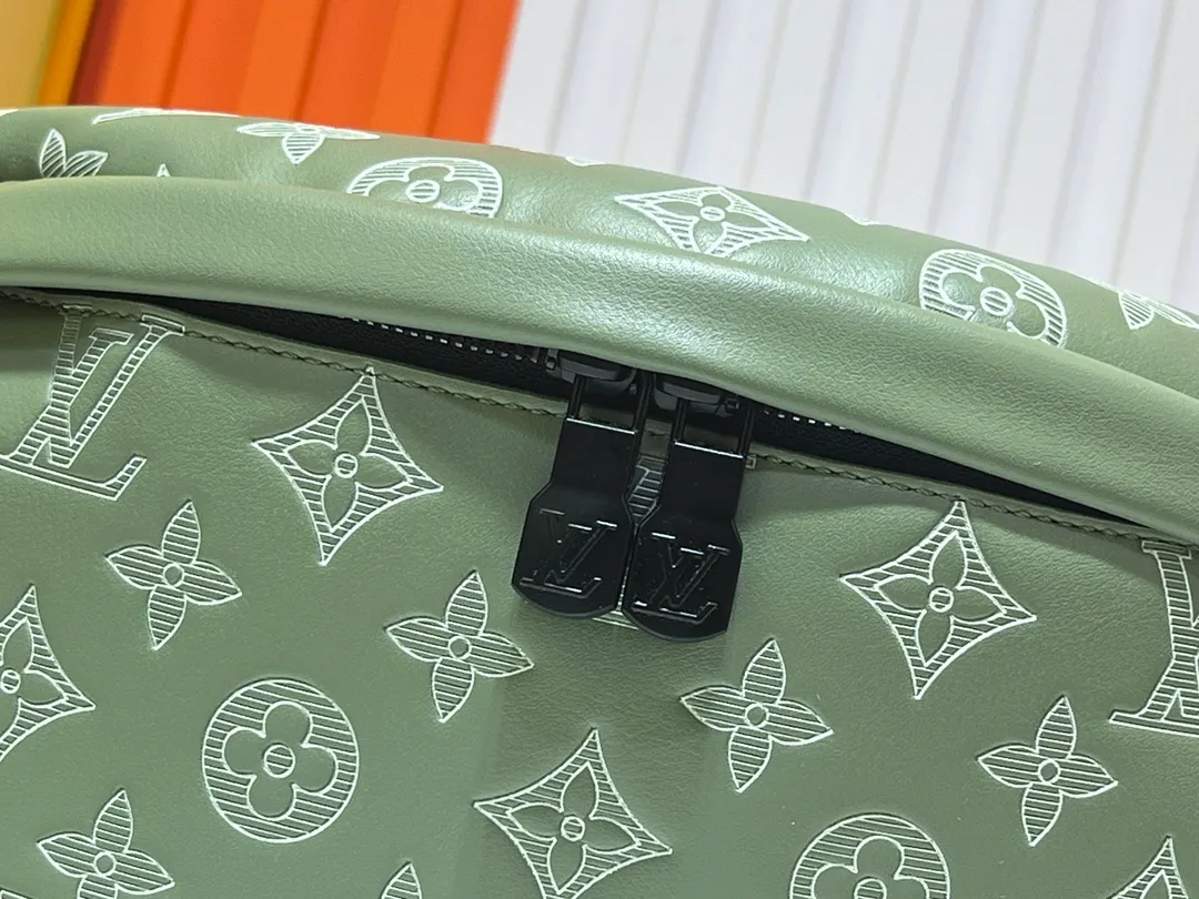 Batch 240💰Upgraded from the original M46108 M46035 M46036 M45729, the new version of this Discovery waist bag is made of Monogram Eclipse canvas, combining casual fashion and modern functionality. The shape is ergonomic and equipped with an adjustable strap, which can be worn around the waist, carried on the shoulder or hung casually on the chest. Zippered pockets on the front and back provide easy access to your phone, cards and keys. Dimensions: 44 x 15 x 9 xerox