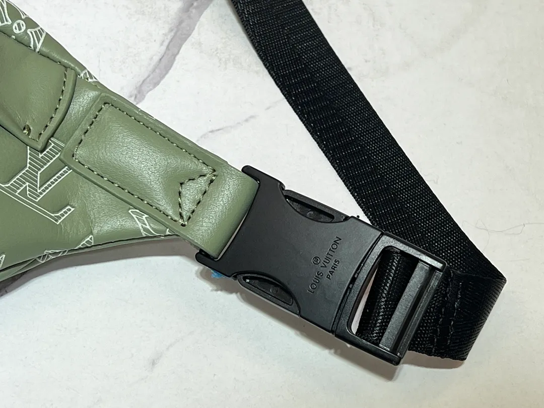 Batch 240💰Upgraded from the original M46108 M46035 M46036 M45729, the new version of this Discovery waist bag is made of Monogram Eclipse canvas, combining casual fashion and modern functionality. The shape is ergonomic and equipped with an adjustable strap, which can be worn around the waist, carried on the shoulder or hung casually on the chest. Zippered pockets on the front and back provide easy access to your phone, cards and keys. Dimensions: 44 x 15 x 9 xerox