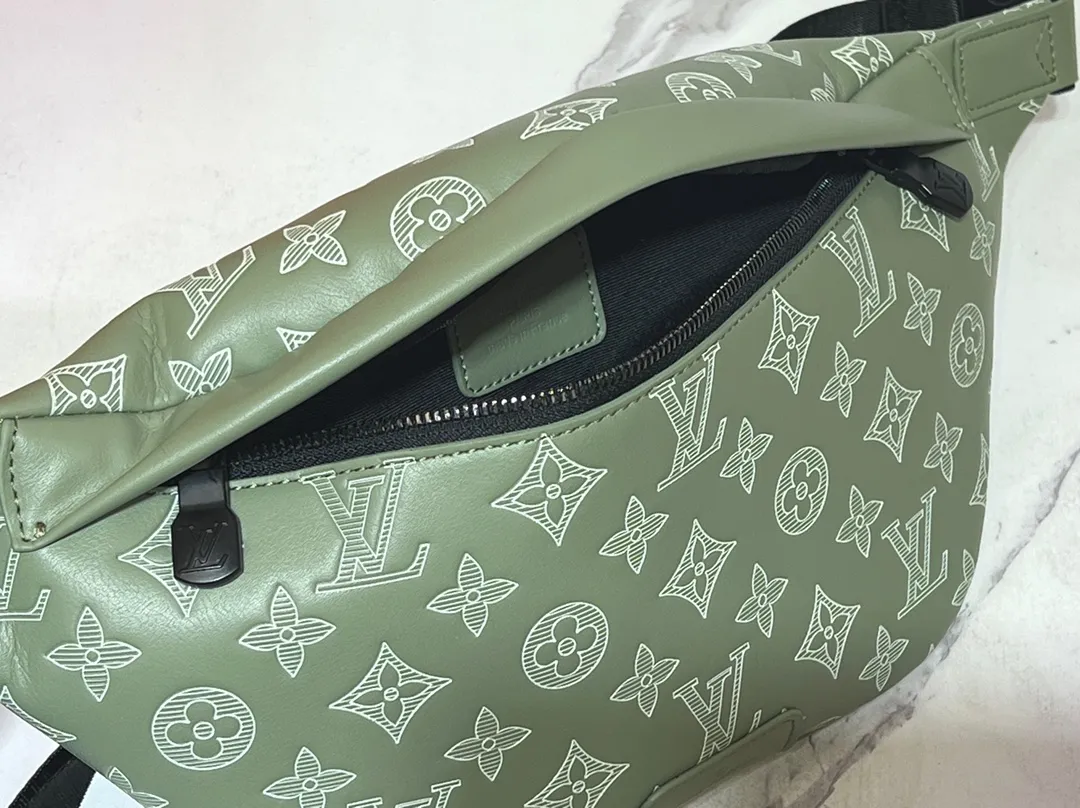 Batch 240💰Upgraded from the original M46108 M46035 M46036 M45729, the new version of this Discovery waist bag is made of Monogram Eclipse canvas, combining casual fashion and modern functionality. The shape is ergonomic and equipped with an adjustable strap, which can be worn around the waist, carried on the shoulder or hung casually on the chest. Zippered pockets on the front and back provide easy access to your phone, cards and keys. Dimensions: 44 x 15 x 9 xerox
