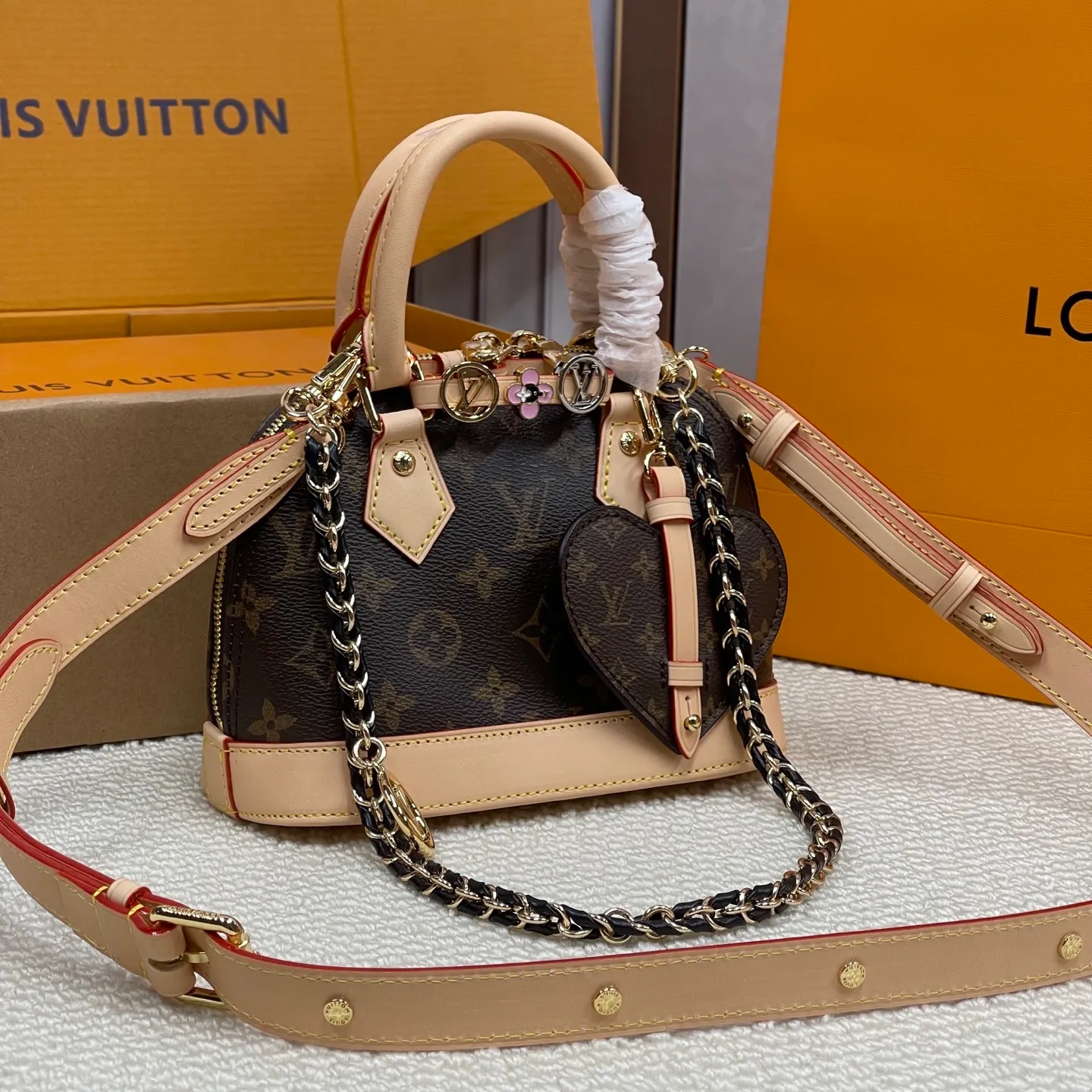 [Upgraded version] P720¥ New counter model · High quality · Comes with gift box 🎁 Packaging · Comes with super cute accessories · Detachable. Model number M14933. ALMA BB handbag originated from the Alma handbag in 1934. Over time, it gradually evolved from a square-cornered travel bag to the representative of today's elegant women's handbags in shape. This mini bag made of Monogram canvas can easily hold keys, wallet, mobile phone, lipstick and other items. The Alma BB bag comes with a shoulder strap for lightweight cross-body carry. size 21*16*8
