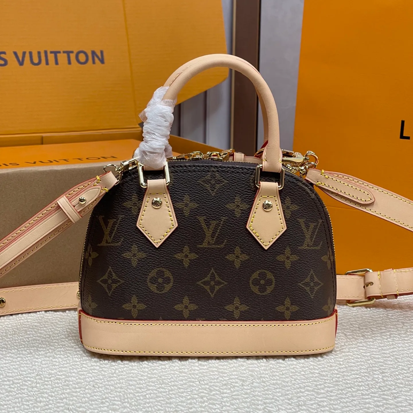 [Upgraded version] P720¥ New counter model · High quality · Comes with gift box 🎁 Packaging · Comes with super cute accessories · Detachable. Model number M14933. ALMA BB handbag originated from the Alma handbag in 1934. Over time, it gradually evolved from a square-cornered travel bag to the representative of today's elegant women's handbags in shape. This mini bag made of Monogram canvas can easily hold keys, wallet, mobile phone, lipstick and other items. The Alma BB bag comes with a shoulder strap for lightweight cross-body carry. size 21*16*8