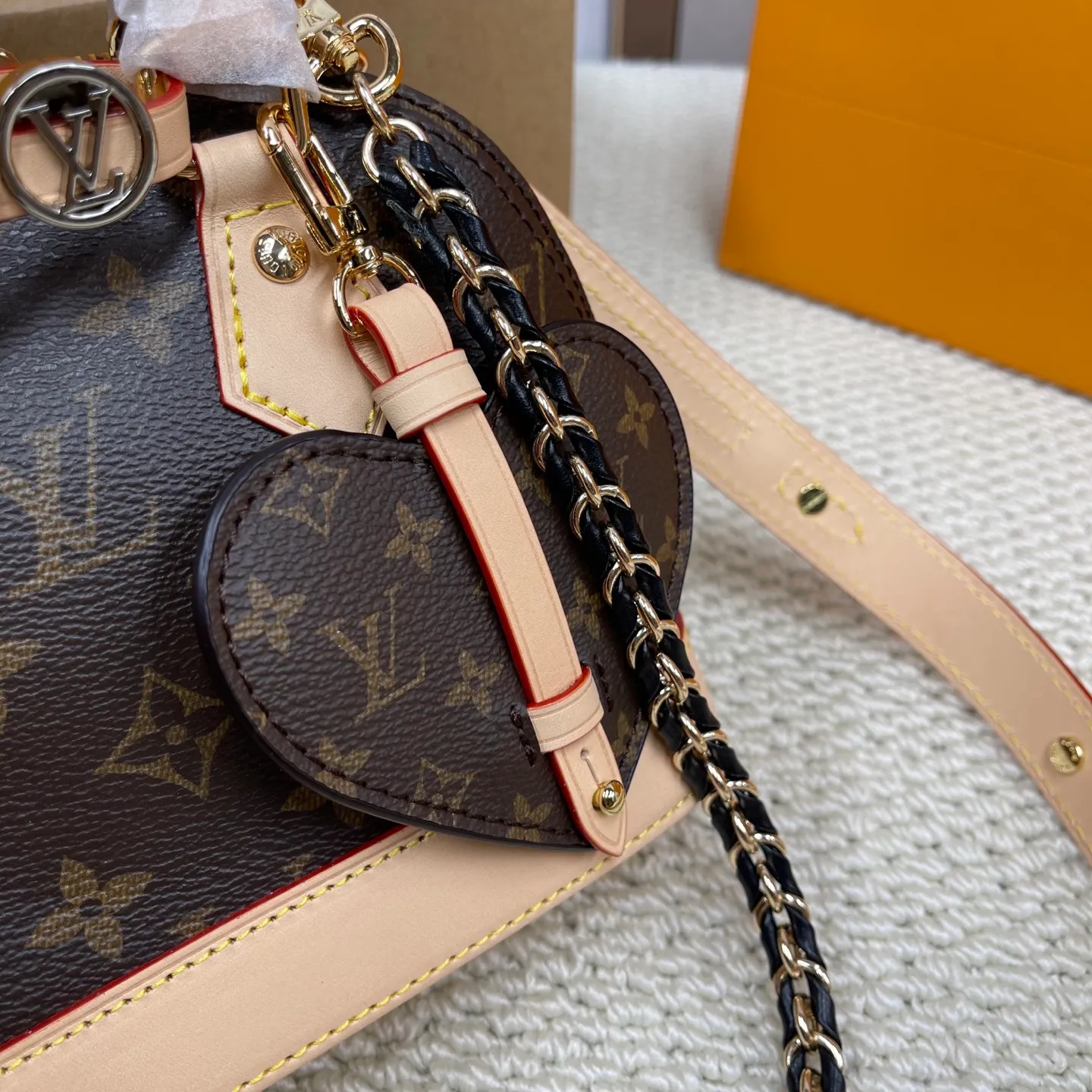 [Upgraded version] P720¥ New counter model · High quality · Comes with gift box 🎁 Packaging · Comes with super cute accessories · Detachable. Model number M14933. ALMA BB handbag originated from the Alma handbag in 1934. Over time, it gradually evolved from a square-cornered travel bag to the representative of today's elegant women's handbags in shape. This mini bag made of Monogram canvas can easily hold keys, wallet, mobile phone, lipstick and other items. The Alma BB bag comes with a shoulder strap for lightweight cross-body carry. size 21*16*8