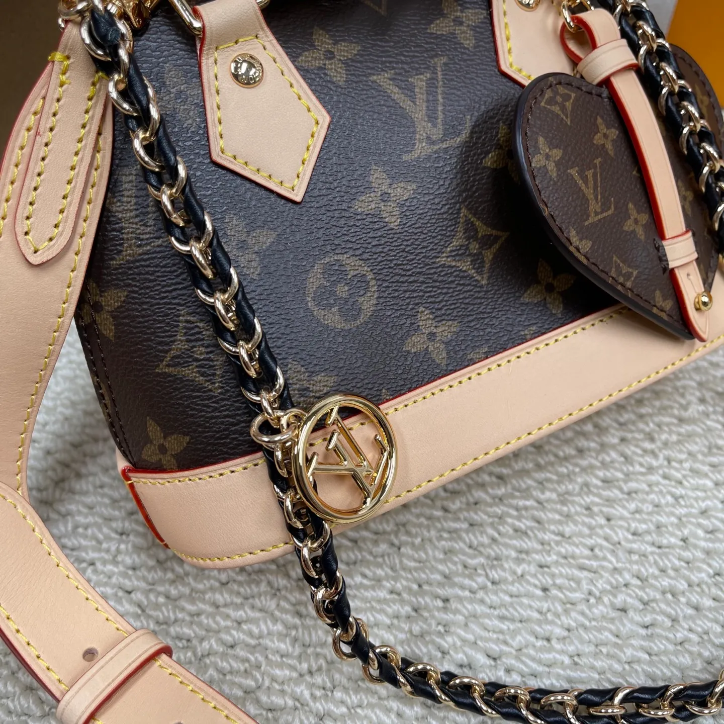 [Upgraded version] P720¥ New counter model · High quality · Comes with gift box 🎁 Packaging · Comes with super cute accessories · Detachable. Model number M14933. ALMA BB handbag originated from the Alma handbag in 1934. Over time, it gradually evolved from a square-cornered travel bag to the representative of today's elegant women's handbags in shape. This mini bag made of Monogram canvas can easily hold keys, wallet, mobile phone, lipstick and other items. The Alma BB bag comes with a shoulder strap for lightweight cross-body carry. size 21*16*8
