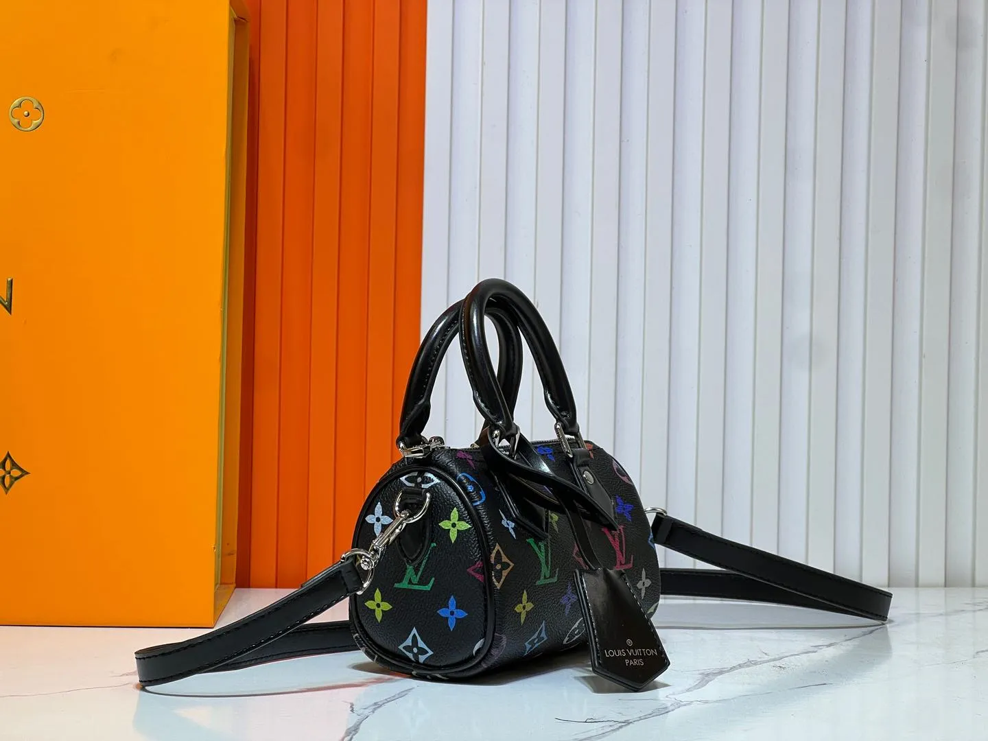 Batch 200💰Upgraded original M13391 M13406 M81085 lv Murakami Takashi co-branded NANOSPEEDY black and white handbags. This Nano Speedy handbag combines Monogram canvas and cow leather trim printing, with 33 colorful colors to interpret the white tricolor and black tricolor. The twelve pieces are popular around the world and are loved by celebrities and celebrities. Dimensions: 16x10x7.5cm