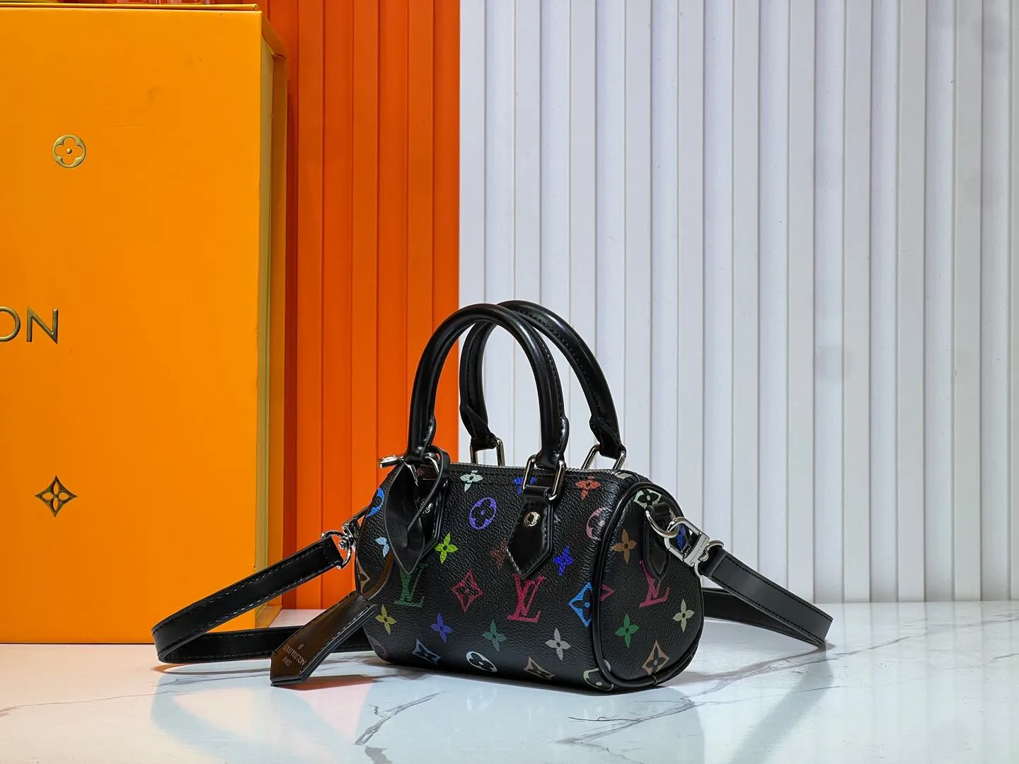 Batch 200💰Upgraded original M13391 M13406 M81085 lv Murakami Takashi co-branded NANOSPEEDY black and white handbags. This Nano Speedy handbag combines Monogram canvas and cow leather trim printing, with 33 colorful colors to interpret the white tricolor and black tricolor. The twelve pieces are popular around the world and are loved by celebrities and celebrities. Dimensions: 16x10x7.5cm