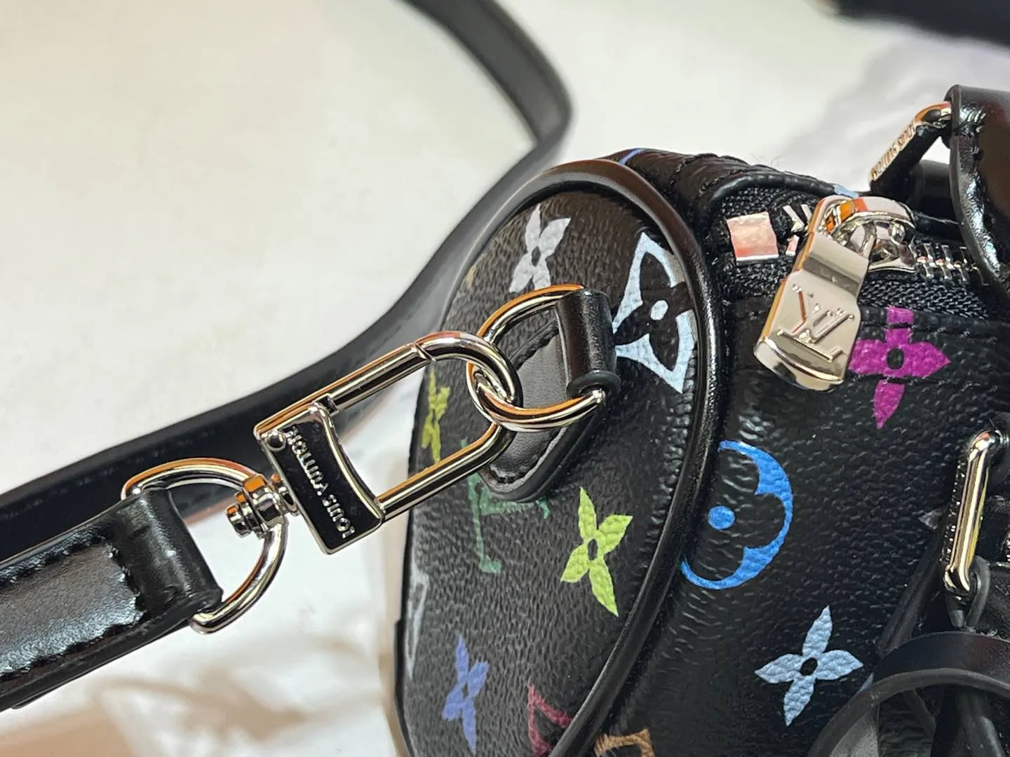 Batch 200💰Upgraded original M13391 M13406 M81085 lv Murakami Takashi co-branded NANOSPEEDY black and white handbags. This Nano Speedy handbag combines Monogram canvas and cow leather trim printing, with 33 colorful colors to interpret the white tricolor and black tricolor. The twelve pieces are popular around the world and are loved by celebrities and celebrities. Dimensions: 16x10x7.5cm