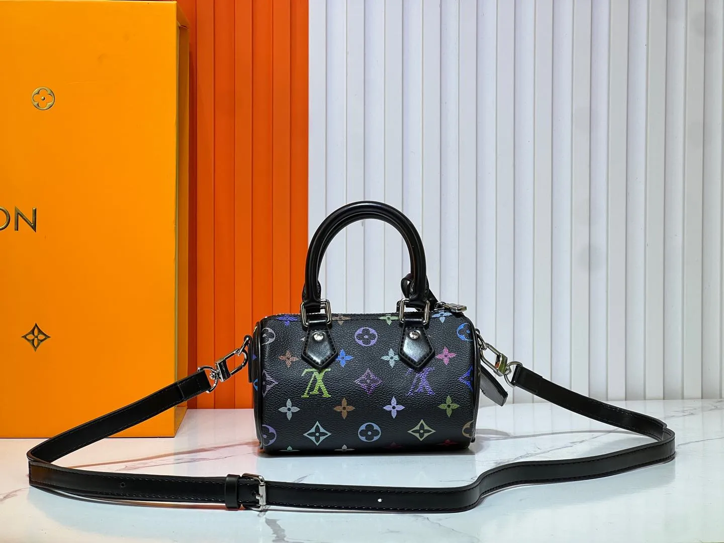 Batch 200💰Upgraded original M13391 M13406 M81085 lv Murakami Takashi co-branded NANOSPEEDY black and white handbags. This Nano Speedy handbag combines Monogram canvas and cow leather trim printing, with 33 colorful colors to interpret the white tricolor and black tricolor. The twelve pieces are popular around the world and are loved by celebrities and celebrities. Dimensions: 16x10x7.5cm