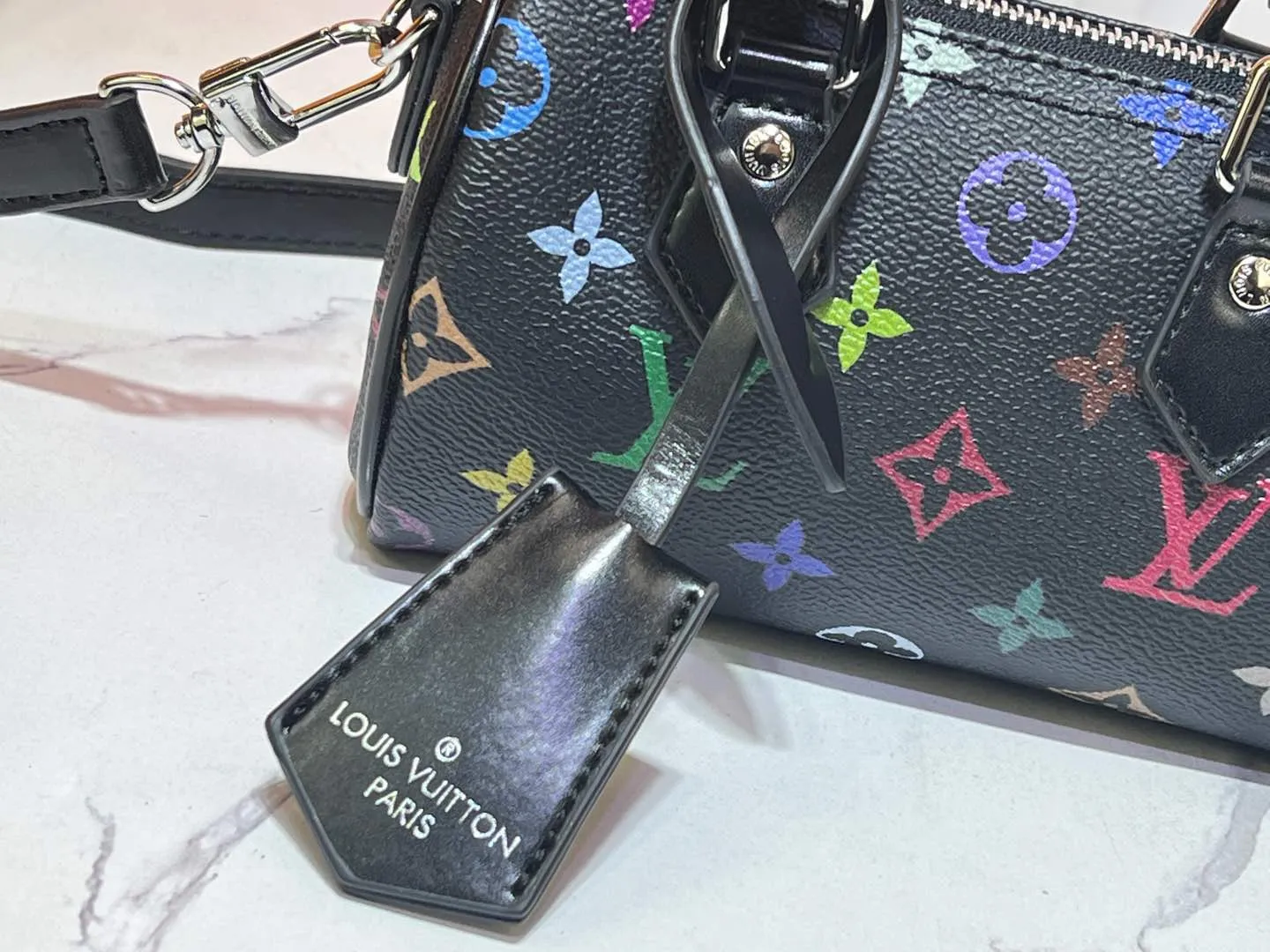 Batch 200💰Upgraded original M13391 M13406 M81085 lv Murakami Takashi co-branded NANOSPEEDY black and white handbags. This Nano Speedy handbag combines Monogram canvas and cow leather trim printing, with 33 colorful colors to interpret the white tricolor and black tricolor. The twelve pieces are popular around the world and are loved by celebrities and celebrities. Dimensions: 16x10x7.5cm