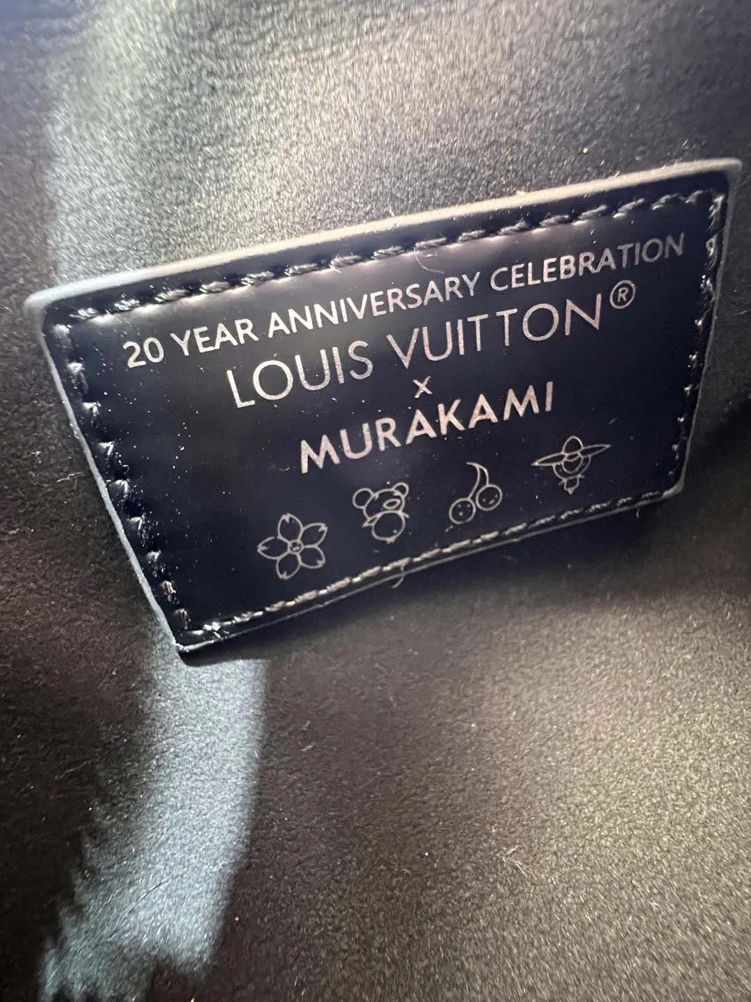 Batch 200💰Upgraded original M13391 M13406 M81085 lv Murakami Takashi co-branded NANOSPEEDY black and white handbags. This Nano Speedy handbag combines Monogram canvas and cow leather trim printing, with 33 colorful colors to interpret the white tricolor and black tricolor. The twelve pieces are popular around the world and are loved by celebrities and celebrities. Dimensions: 16x10x7.5cm