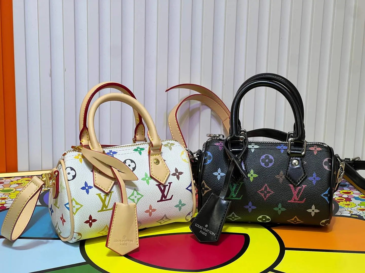Batch 200💰Upgraded original M13391 M13406 M81085 lv Murakami Takashi co-branded NANOSPEEDY black and white handbags. This Nano Speedy handbag combines Monogram canvas and cow leather trim printing, with 33 colorful colors to interpret the white tricolor and black tricolor. The twelve pieces are popular around the world and are loved by celebrities and celebrities. Dimensions: 16x10x7.5cm