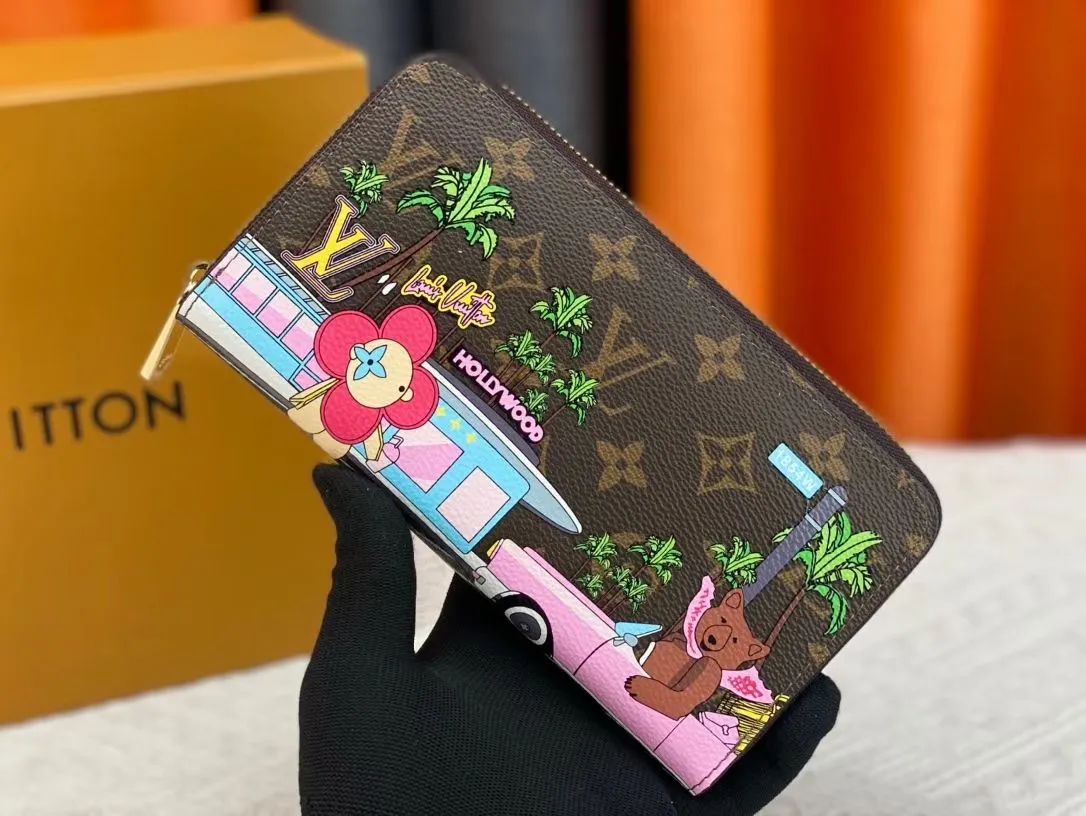 P150💰 M80857M60017 Japan limited wallet "Gibby Wallet", printed with Louis Vuitton's cute mascot "Vivian" illustration on single gram canvas. Brightly colored kites and cute mascots are combined, embellished with tiny single flowers. This is a collectible item that is perfect as a gift for those who love singles. Size: 19x 12.5x 3.0cm, 🎁🎁