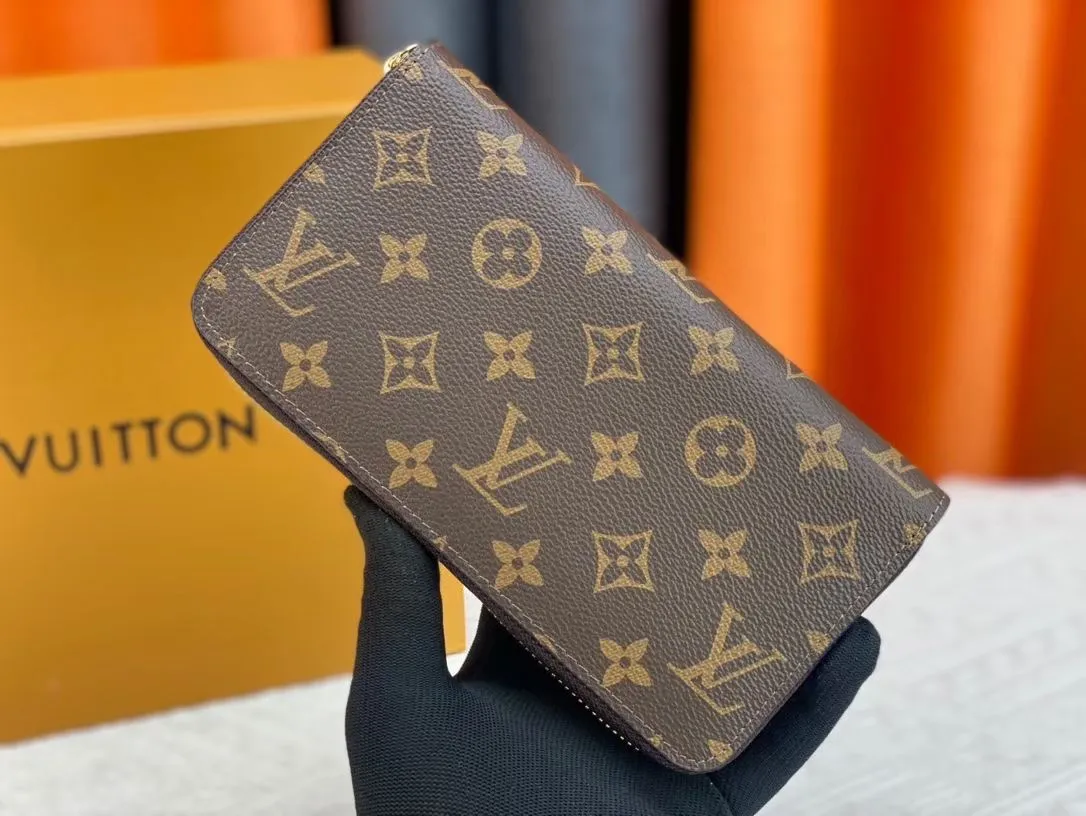 P150💰 M80857M60017 Japan limited wallet "Gibby Wallet", printed with Louis Vuitton's cute mascot "Vivian" illustration on single gram canvas. Brightly colored kites and cute mascots are combined, embellished with tiny single flowers. This is a collectible item that is perfect as a gift for those who love singles. Size: 19x 12.5x 3.0cm, 🎁🎁