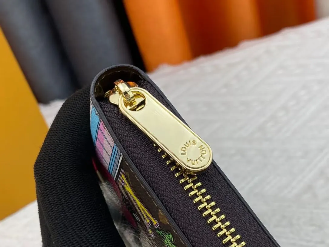 P150💰 M80857M60017 Japan limited wallet "Gibby Wallet", printed with Louis Vuitton's cute mascot "Vivian" illustration on single gram canvas. Brightly colored kites and cute mascots are combined, embellished with tiny single flowers. This is a collectible item that is perfect as a gift for those who love singles. Size: 19x 12.5x 3.0cm, 🎁🎁