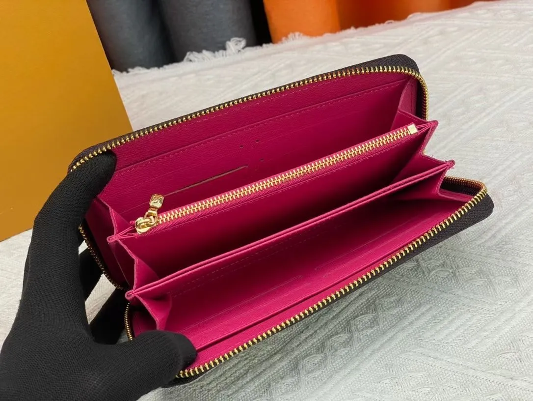 P150💰 M80857M60017 Japan limited wallet "Gibby Wallet", printed with Louis Vuitton's cute mascot "Vivian" illustration on single gram canvas. Brightly colored kites and cute mascots are combined, embellished with tiny single flowers. This is a collectible item that is perfect as a gift for those who love singles. Size: 19x 12.5x 3.0cm, 🎁🎁