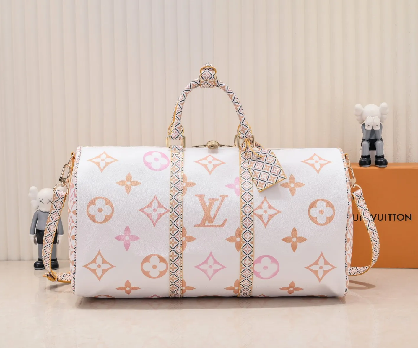 P440 M41416 10916 10254 41416 keepall is a classic in the Louis Vuitton travel bag series. This large keepall is made of monogram canvas, with a detachable leather shoulder strap and a detachable leather ID holder. Dimensions: 50.0 x 29.0 x 23.0 cm