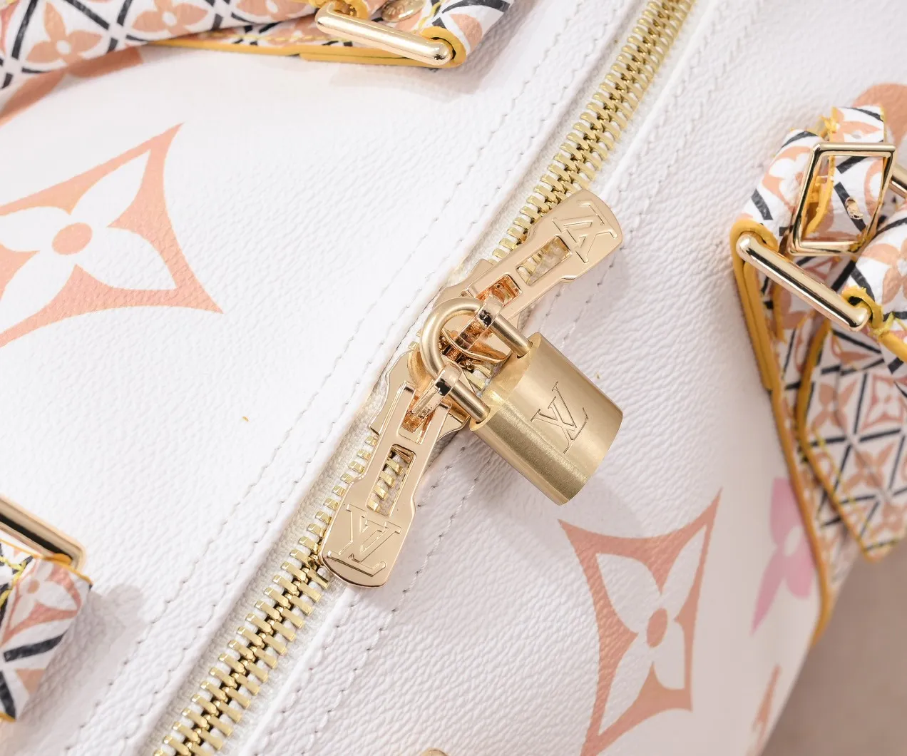 P440 M41416 10916 10254 41416 keepall is a classic in the Louis Vuitton travel bag series. This large keepall is made of monogram canvas, with a detachable leather shoulder strap and a detachable leather ID holder. Dimensions: 50.0 x 29.0 x 23.0 cm