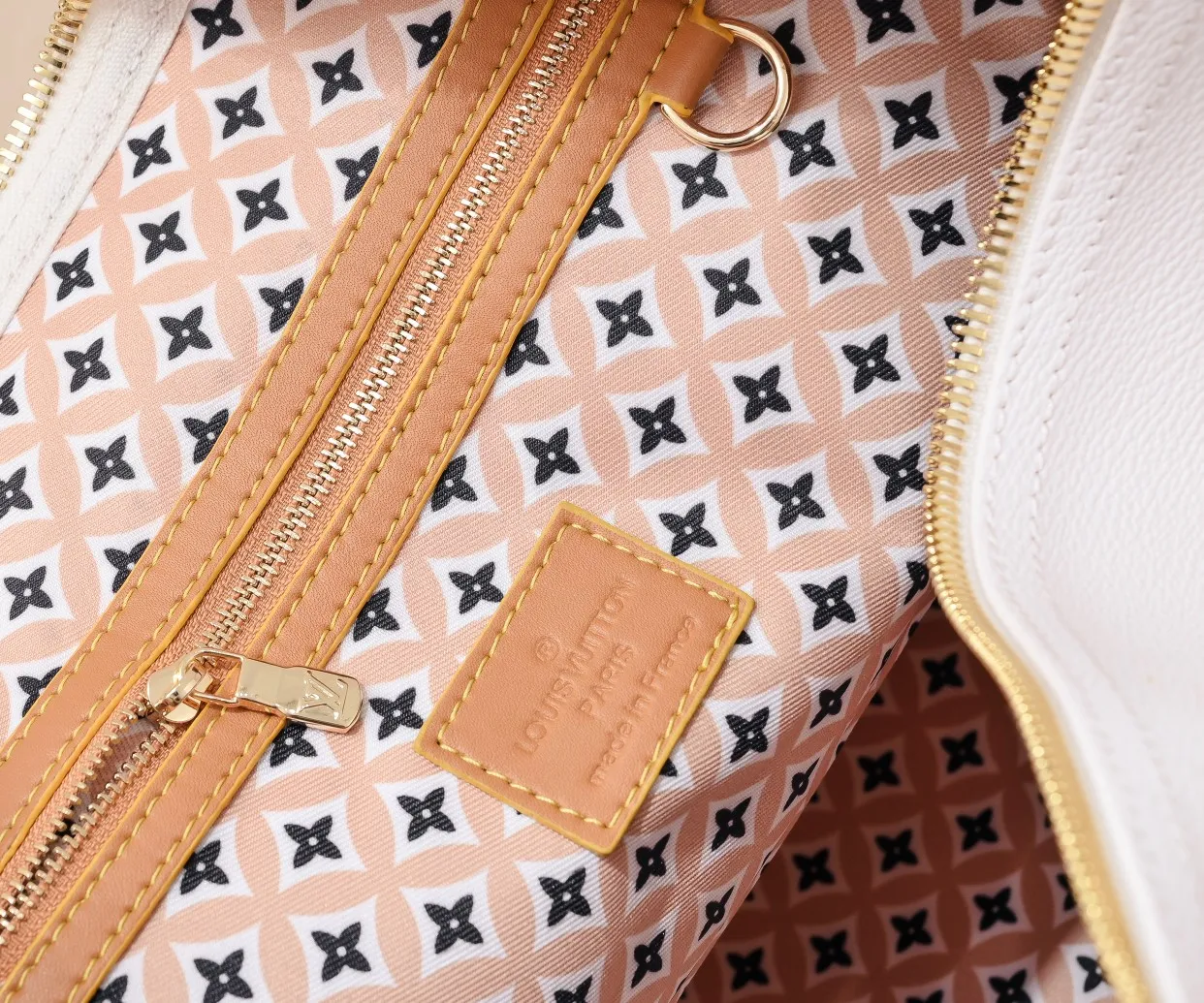 P440 M41416 10916 10254 41416 keepall is a classic in the Louis Vuitton travel bag series. This large keepall is made of monogram canvas, with a detachable leather shoulder strap and a detachable leather ID holder. Dimensions: 50.0 x 29.0 x 23.0 cm