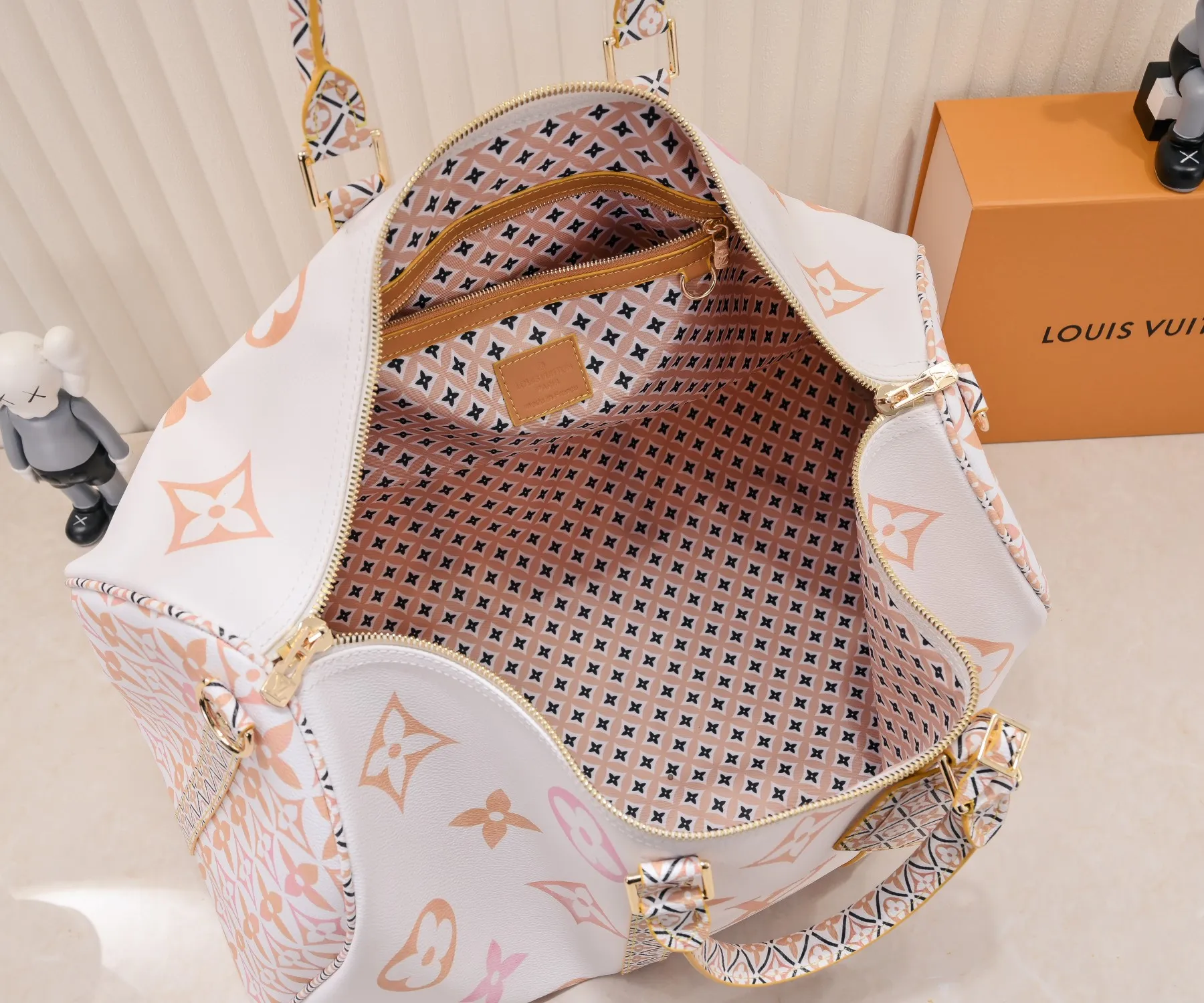 P440 M41416 10916 10254 41416 keepall is a classic in the Louis Vuitton travel bag series. This large keepall is made of monogram canvas, with a detachable leather shoulder strap and a detachable leather ID holder. Dimensions: 50.0 x 29.0 x 23.0 cm
