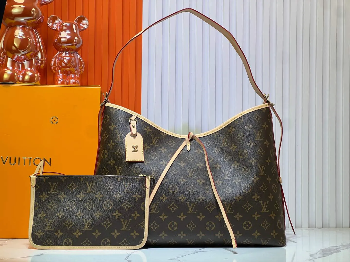 Batch 300💰M46197 Double-sided color-changing leather Louis Vuitton launches a new CarryAll medium handbag, with Monogram canvas and leather trimming to create a body-fitting design. There's a zipped pocket inside the ample space, and a detachable zipped clutch adds a functional element, with a buckle-adjustable handle. Dimensions: 39 x 30 x 15 cm (length x height x width)