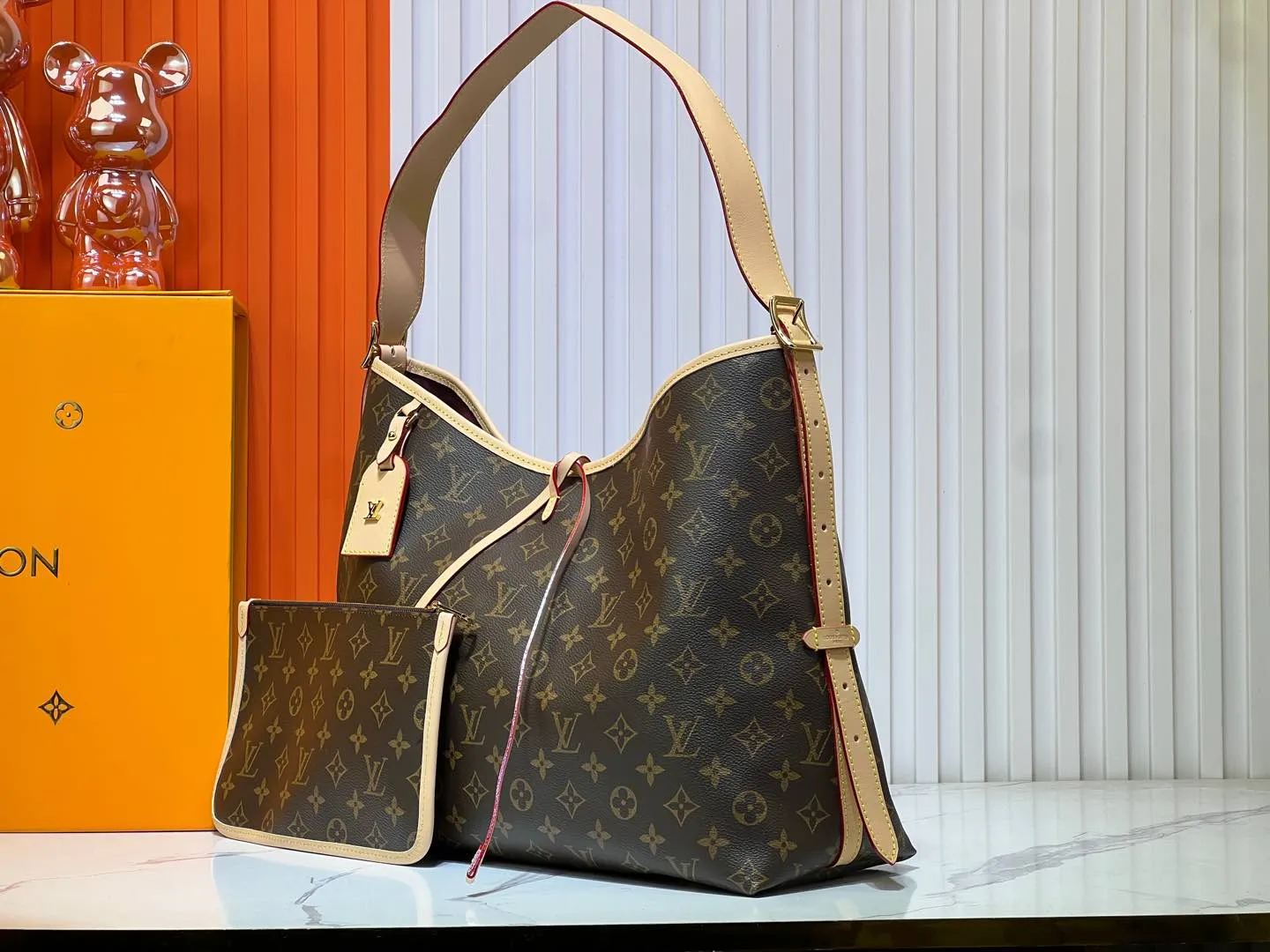 Batch 300💰M46197 Double-sided color-changing leather Louis Vuitton launches a new CarryAll medium handbag, with Monogram canvas and leather trimming to create a body-fitting design. There's a zipped pocket inside the ample space, and a detachable zipped clutch adds a functional element, with a buckle-adjustable handle. Dimensions: 39 x 30 x 15 cm (length x height x width)