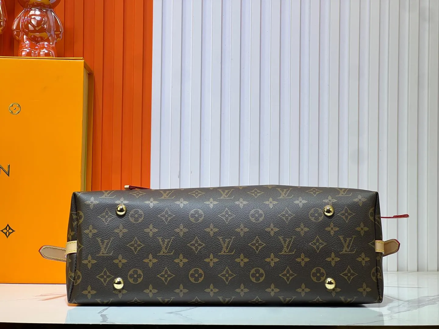 Batch 300💰M46197 Double-sided color-changing leather Louis Vuitton launches a new CarryAll medium handbag, with Monogram canvas and leather trimming to create a body-fitting design. There's a zipped pocket inside the ample space, and a detachable zipped clutch adds a functional element, with a buckle-adjustable handle. Dimensions: 39 x 30 x 15 cm (length x height x width)
