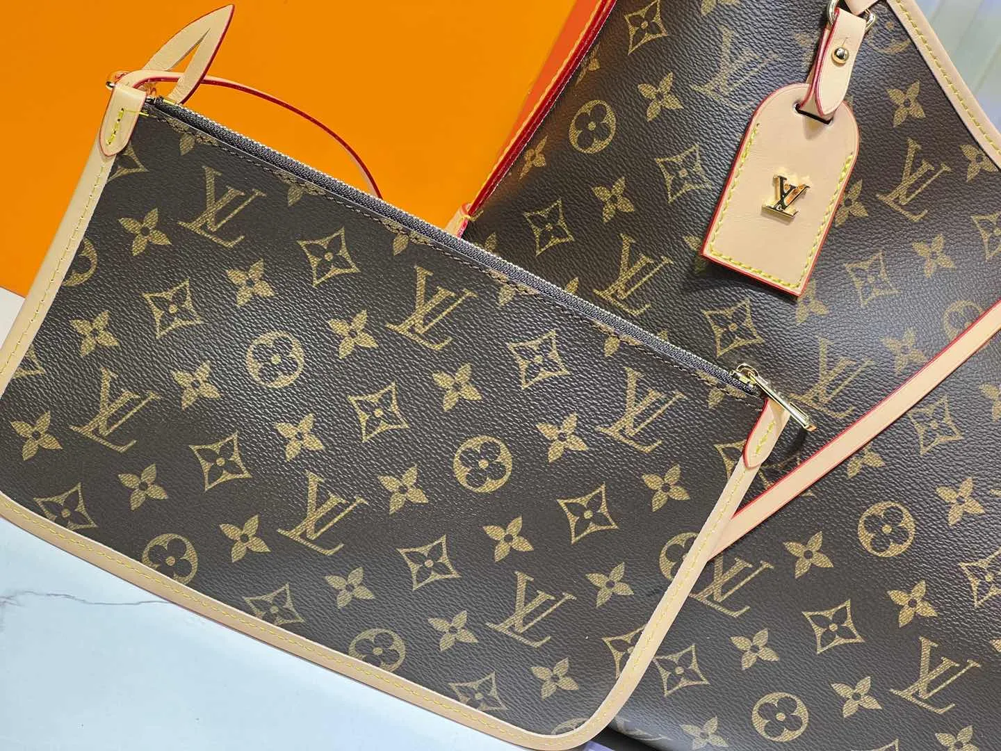 Batch 300💰M46197 Double-sided color-changing leather Louis Vuitton launches a new CarryAll medium handbag, with Monogram canvas and leather trimming to create a body-fitting design. There's a zipped pocket inside the ample space, and a detachable zipped clutch adds a functional element, with a buckle-adjustable handle. Dimensions: 39 x 30 x 15 cm (length x height x width)