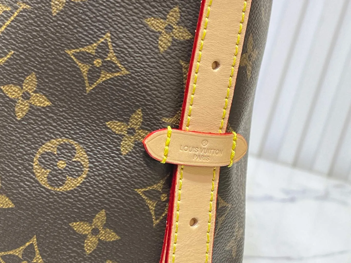 Batch 300💰M46197 Double-sided color-changing leather Louis Vuitton launches a new CarryAll medium handbag, with Monogram canvas and leather trimming to create a body-fitting design. There's a zipped pocket inside the ample space, and a detachable zipped clutch adds a functional element, with a buckle-adjustable handle. Dimensions: 39 x 30 x 15 cm (length x height x width)